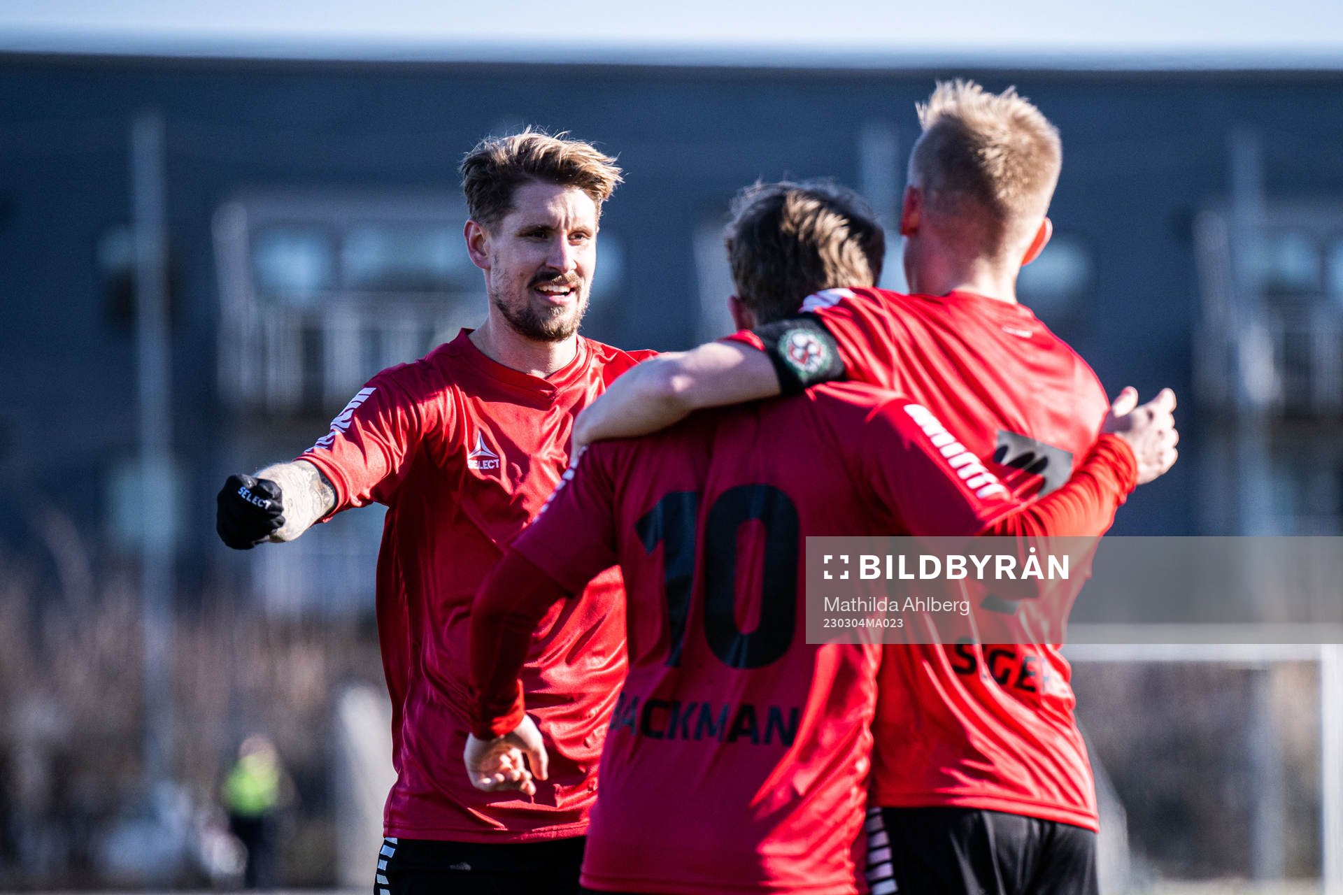 Örebros Victor Backman jublar med David Seger och Daniel