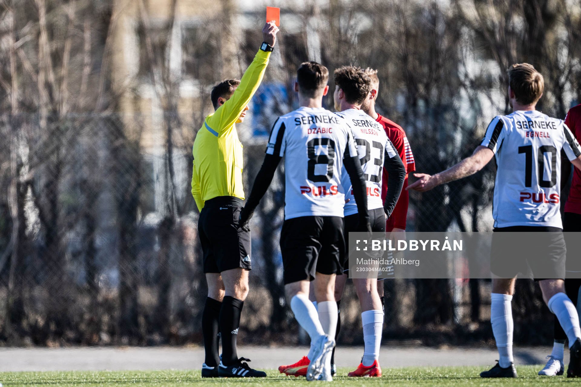 Landskronas Max Nilsson tilldelas rött kort av Domare