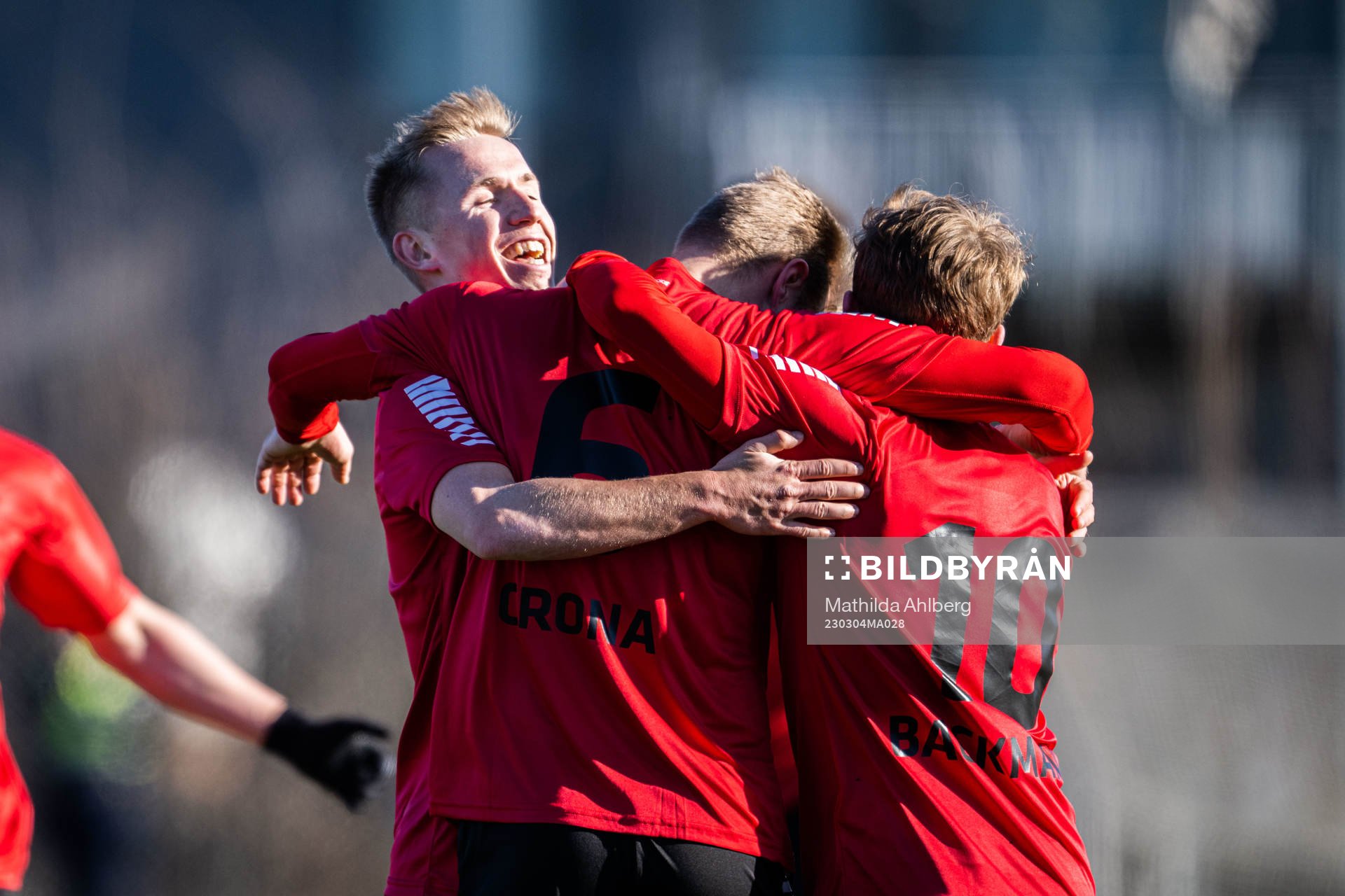Örebros Sebastian Crona jublar med Victor Backman och