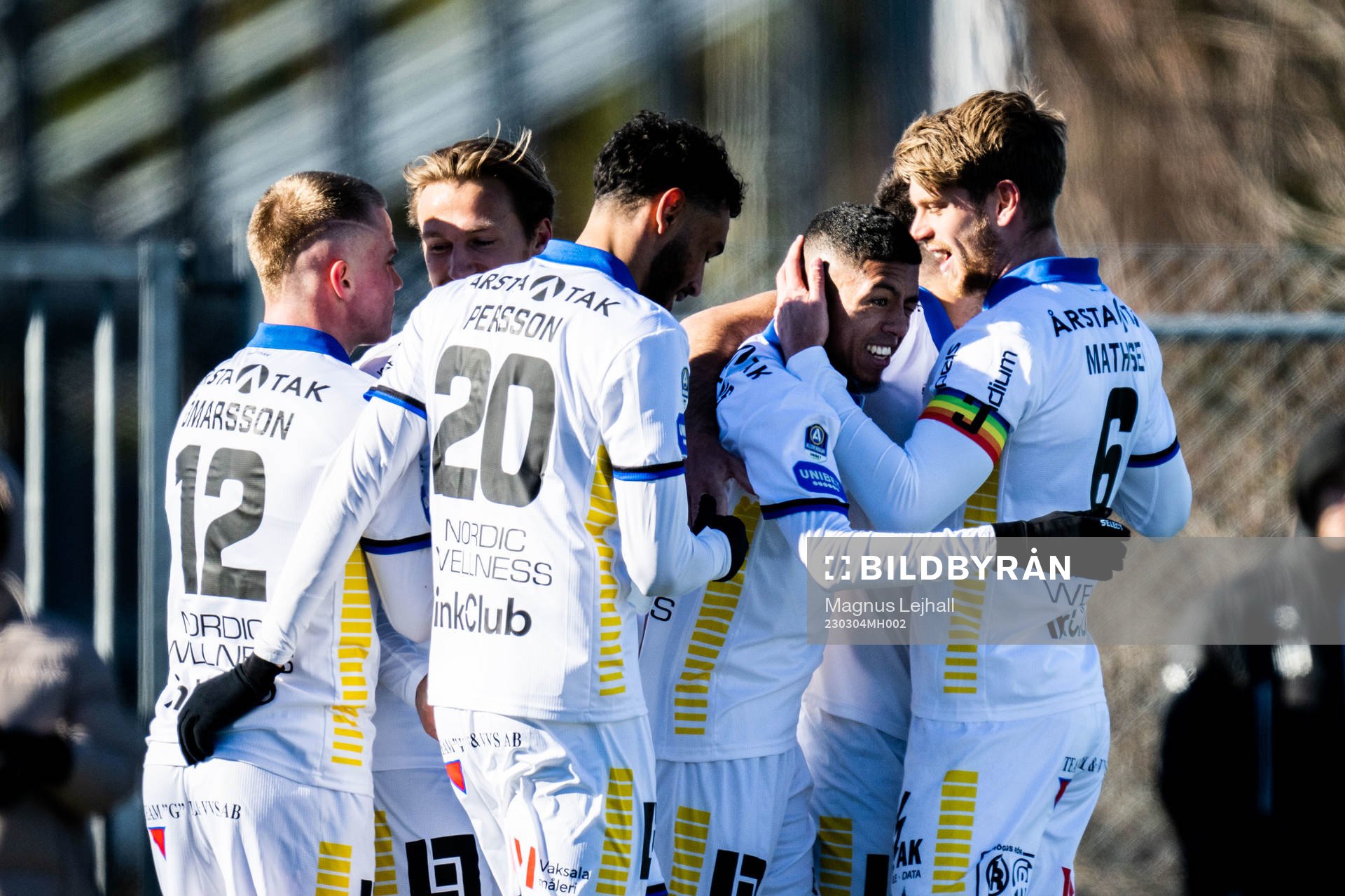 Sirius Tashreeq Matthews jublar med lagkamrater