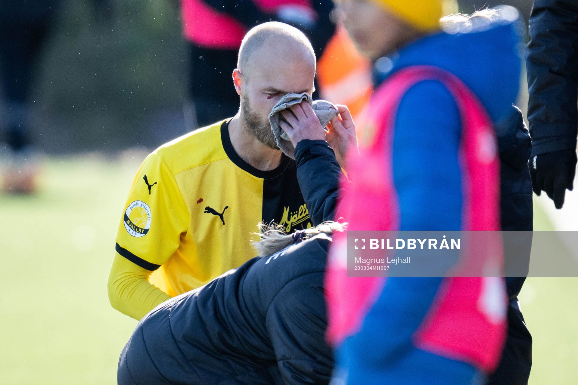 Mjällbys Viktor Gustafson har ont under fotbollsmatchen i Svenska Cupen mellan Mjällby och Sirius den 4 mars 2023 i Hällevik. 