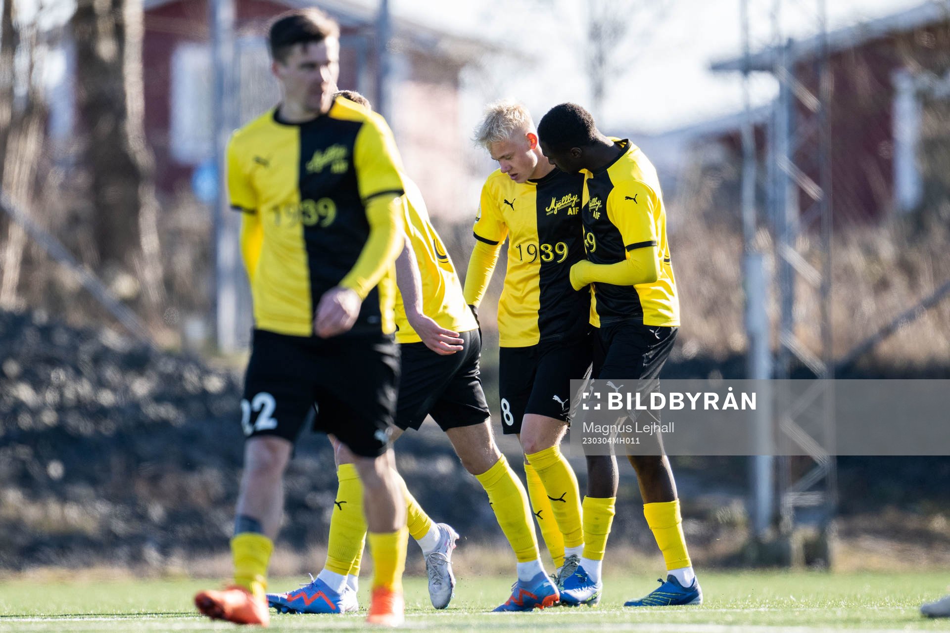 Mjällbys Otto Rosengren och Seedy Jagne jublar