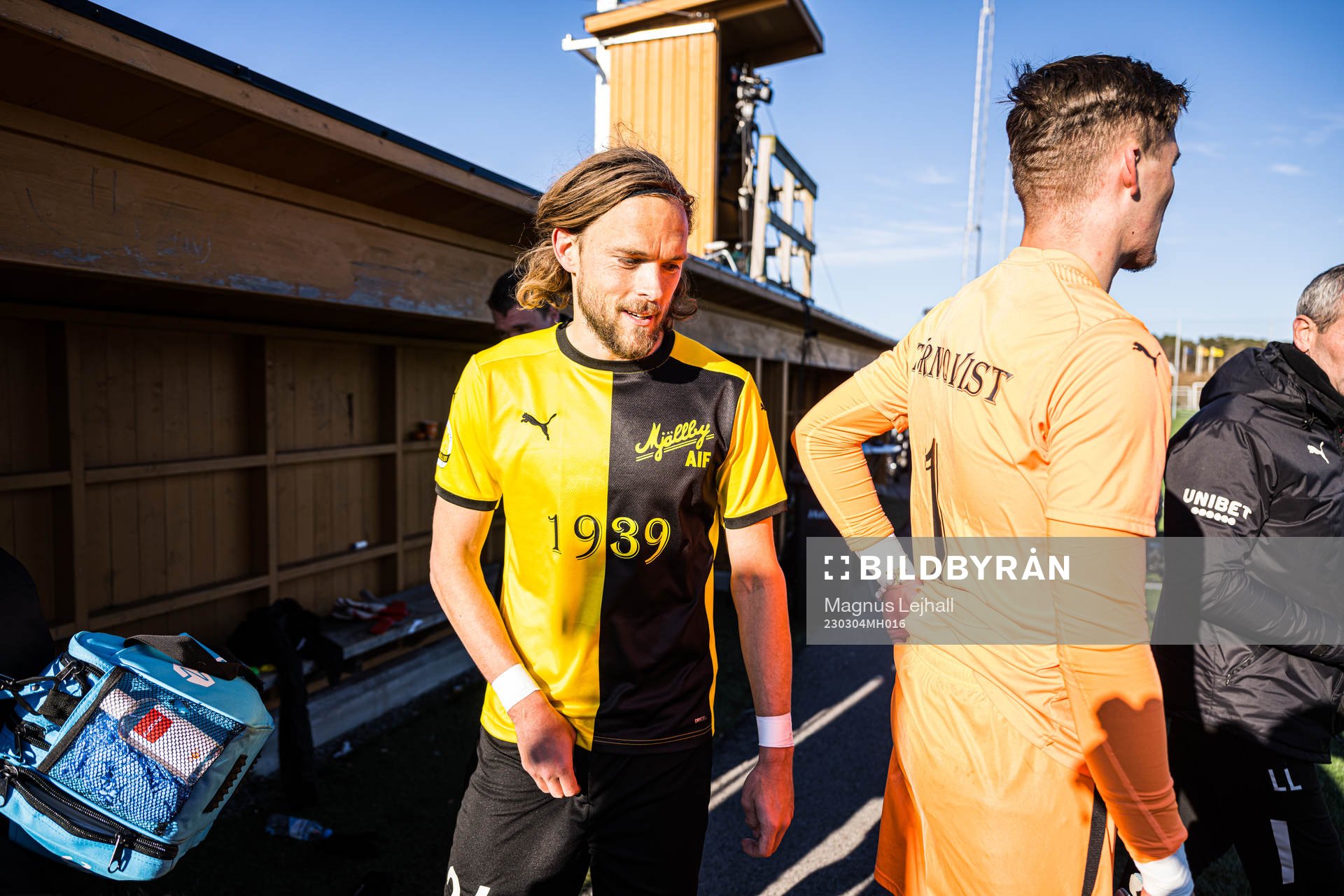 Mjällbys Tom Pettersson och målvakt Noel Törnqvist jublar efter matchen under fotbollsmatchen i Svenska Cupen mellan Mjällby och Sirius den 4 mars 2023 i Hällevik.