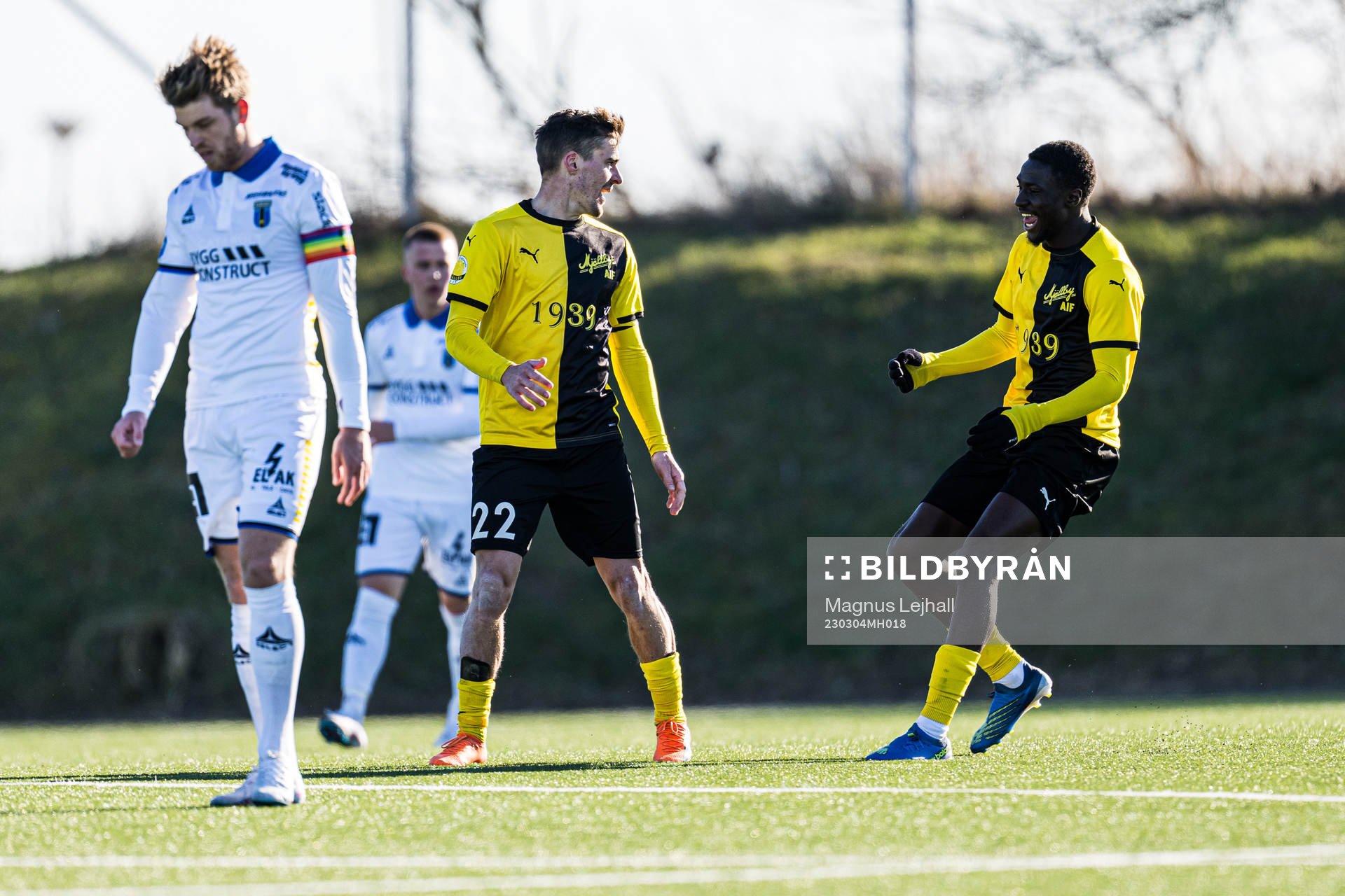 Mjällbys Jesper Gustavsson och Seedy Jagne jublar
