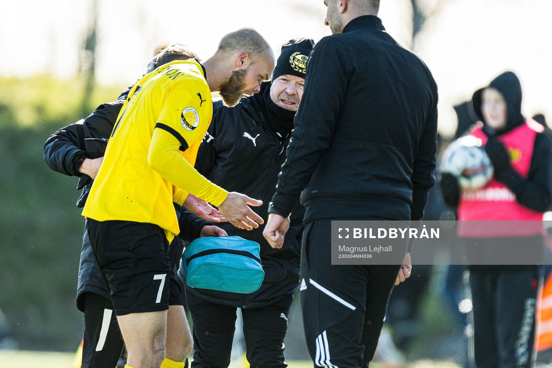 Mjällbys Viktor Gustafson skadad och tränare Anders Torstensson under fotbollsmatchen i Svenska Cupen mellan Mjällby och Sirius den 4 mars 2023 i Hällevik.