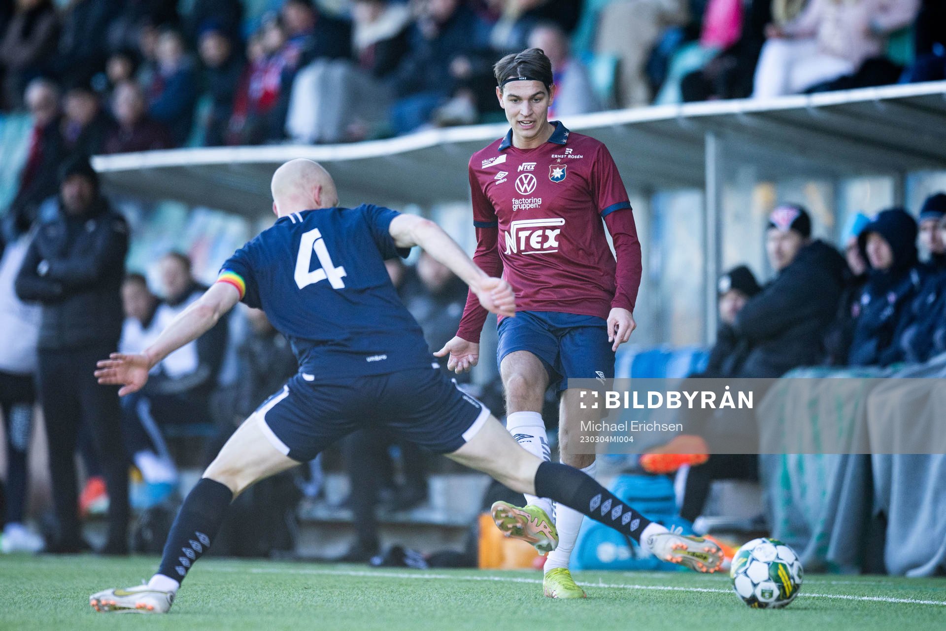Tvååkers Viktor Nilsson och Örgrytes Noah Christoffersson under träningsmatchen i fotboll mellan Örgryte och Tvååker den 4 mars 2023 i Göteborg.
