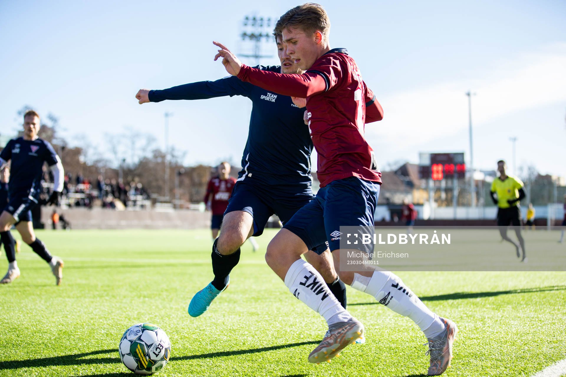 Örgrytes Isak Dahlqvist och Tvååkers Johan Andersson under träningsmatchen i fotboll mellan Örgryte och Tvååker den 4 mars 2023 i Göteborg.