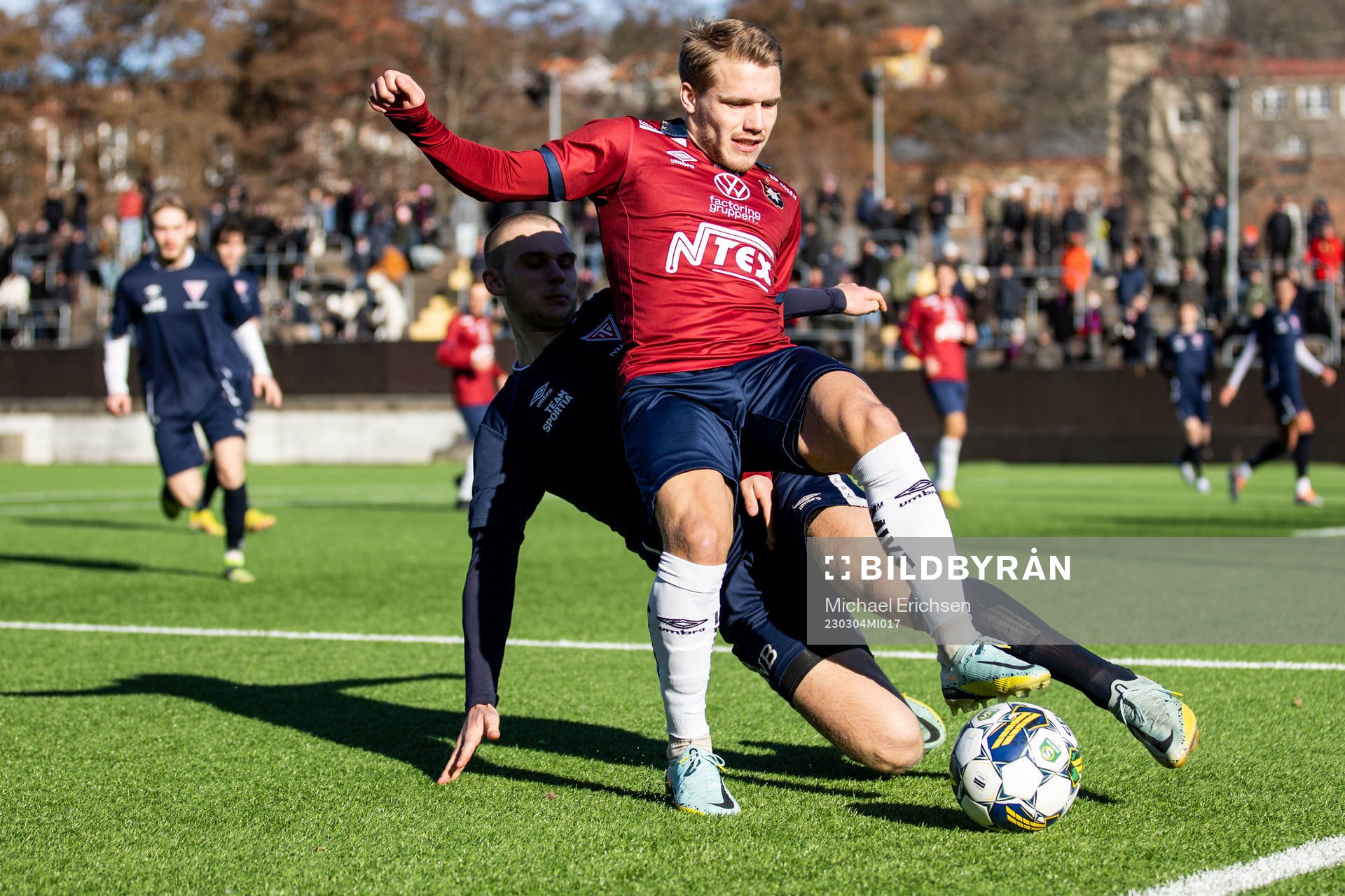 Tvååkers Nils Bertilsson och Örgrytes Hampus Dahlqvist under träningsmatchen i fotboll mellan Örgryte och Tvååker den 4 mars 2023 i Göteborg.