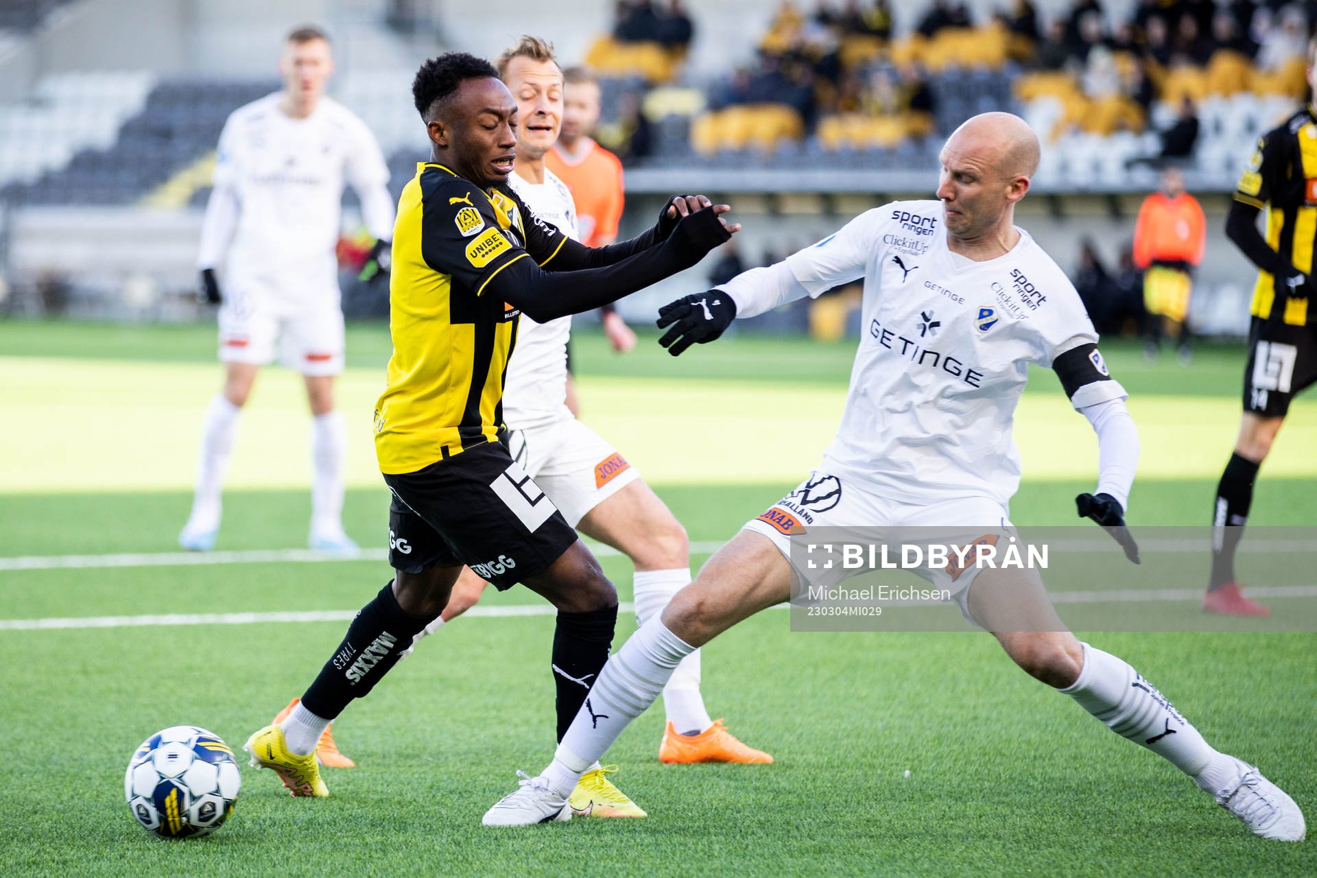 Häckens Benie Adama Traore och Halmstads Andreas Johansson