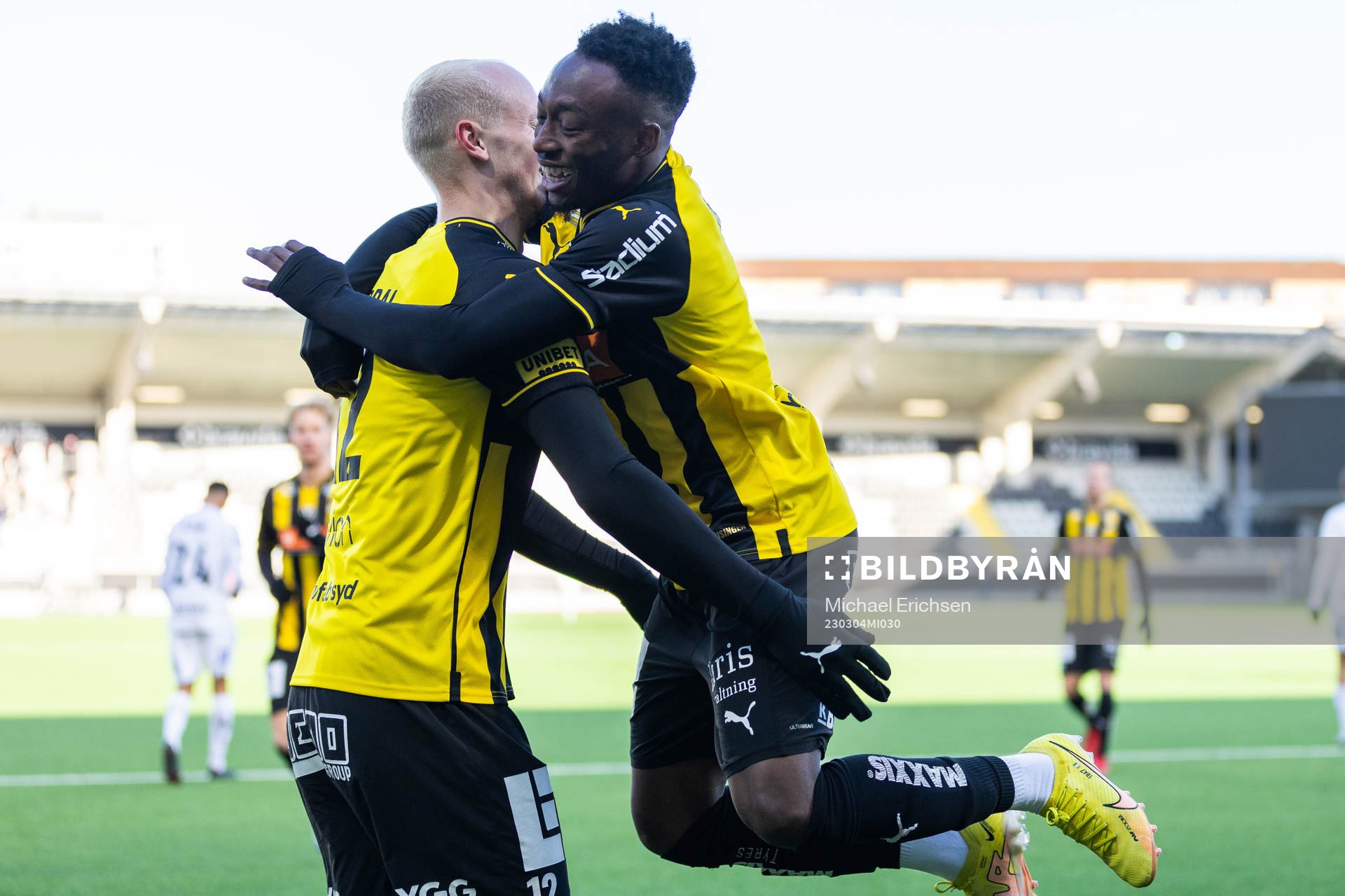 Häckens Benie Adama Traore jublar med Valgeir Fridriksson