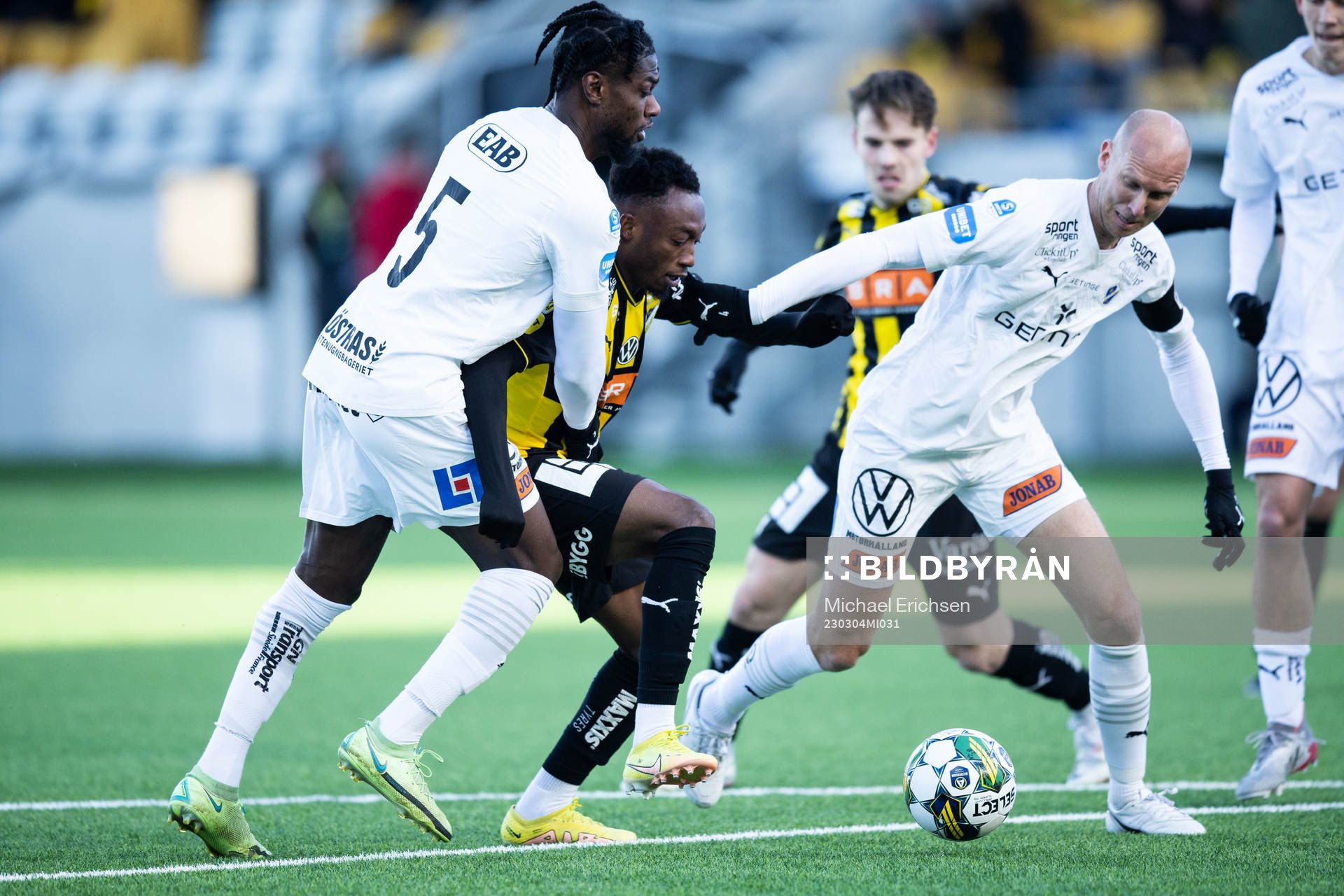 Halmstads Joseph Baffoe och Andreas Johansson mot Häckens
