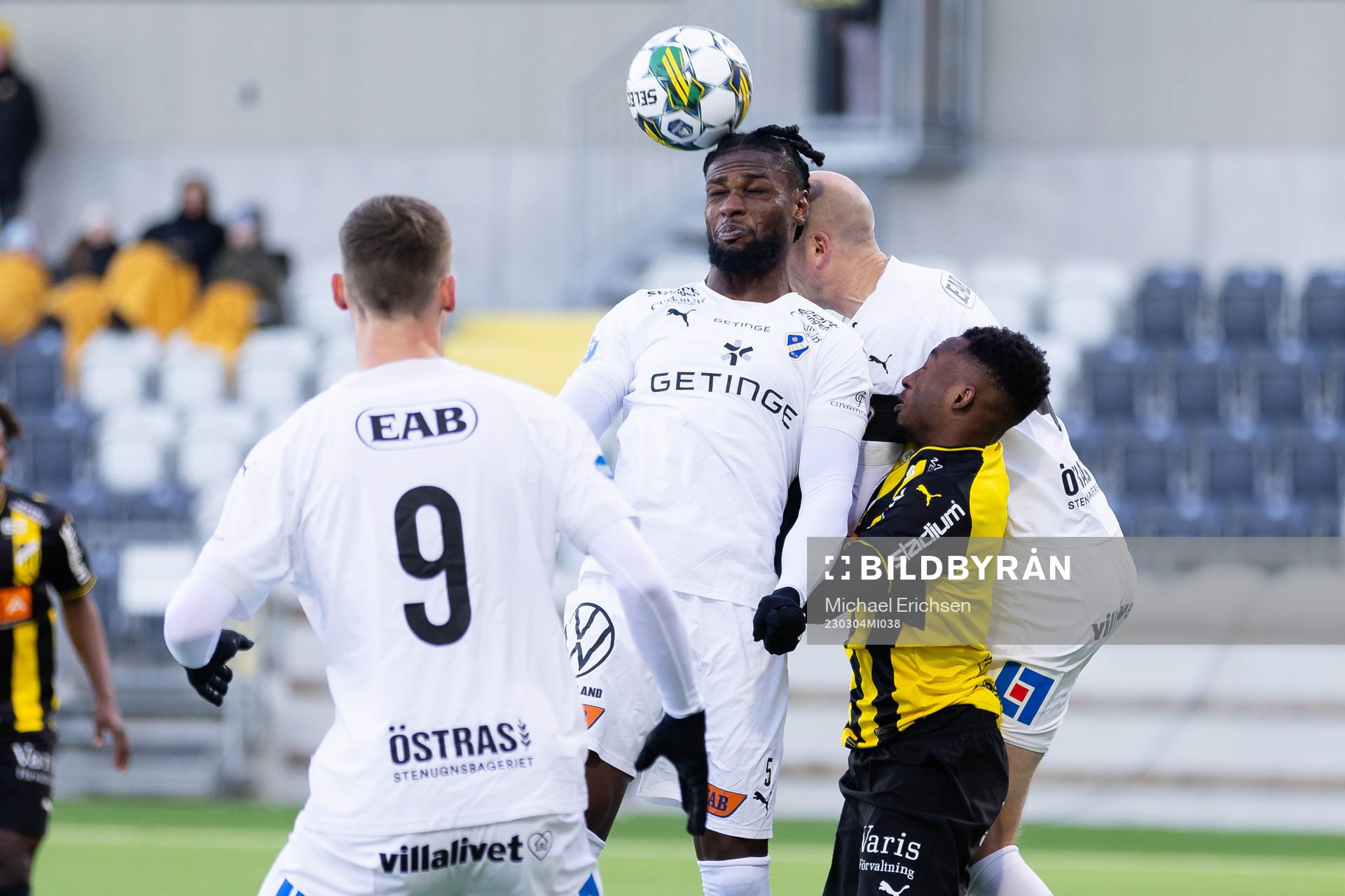 Halmstads Joseph Baffoe och Andreas Johansson skallar ihop