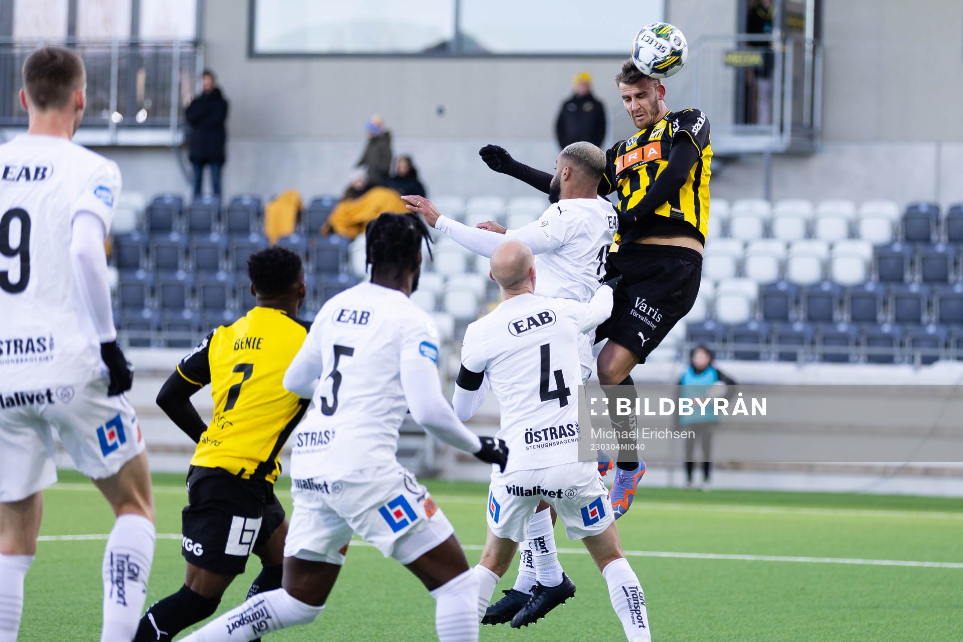 Halmstads Phil Ofosu-Ayeh och Häckens Johan Hammar