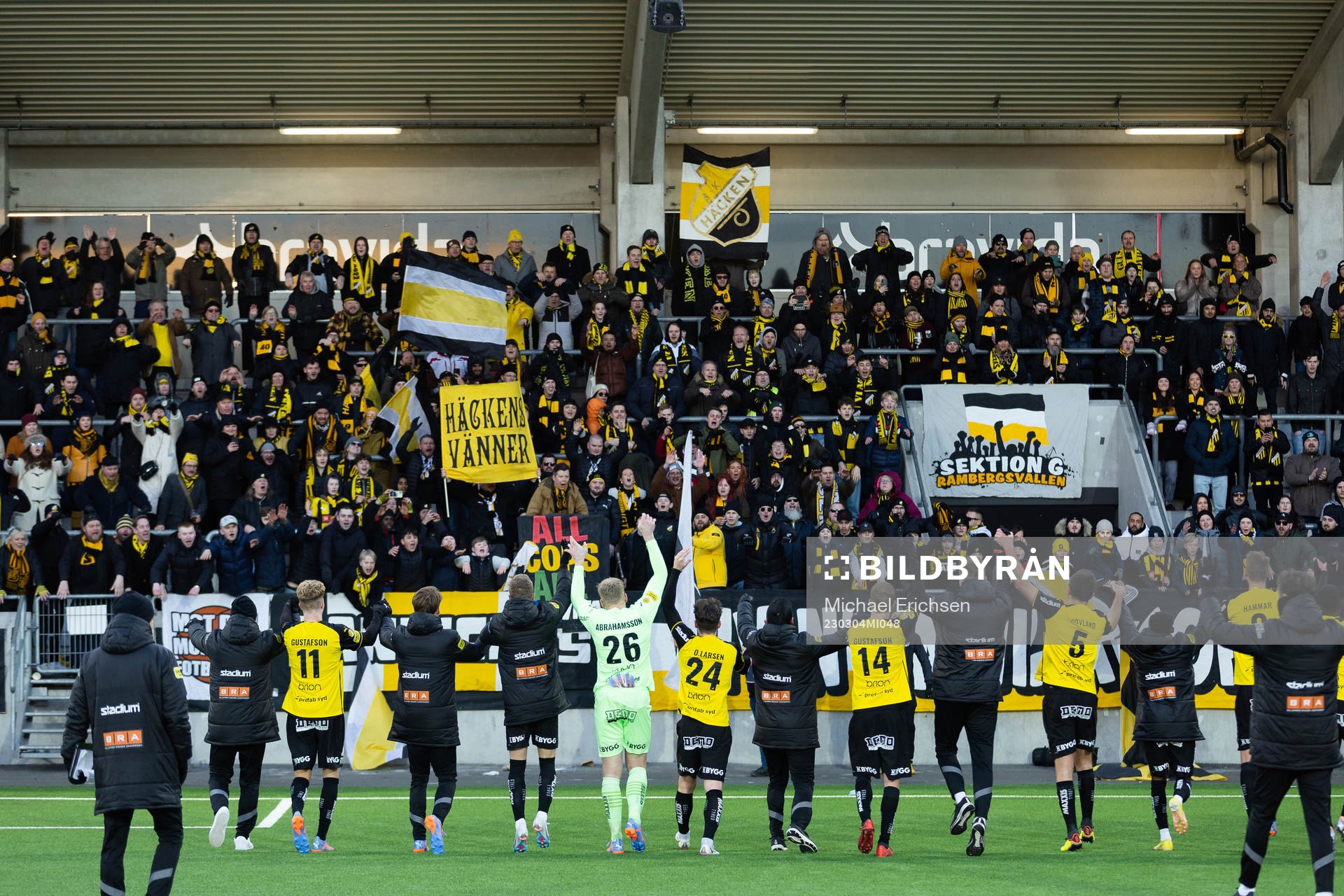 Häckens spelare och ledare jublar framför klacken