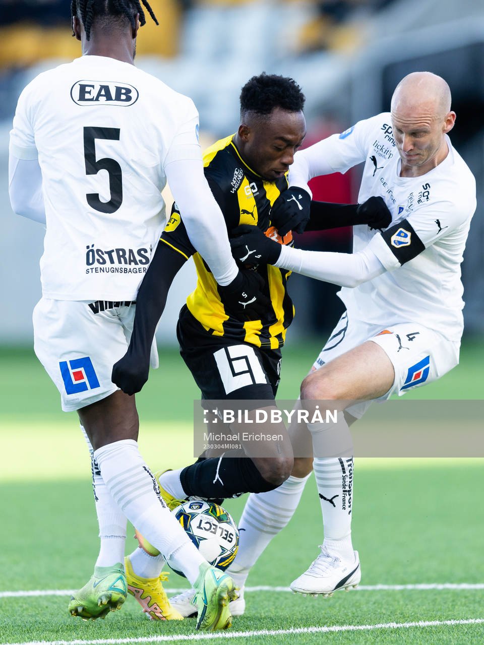 Halmstads Joseph Baffoe och Andreas Johansson stoppar