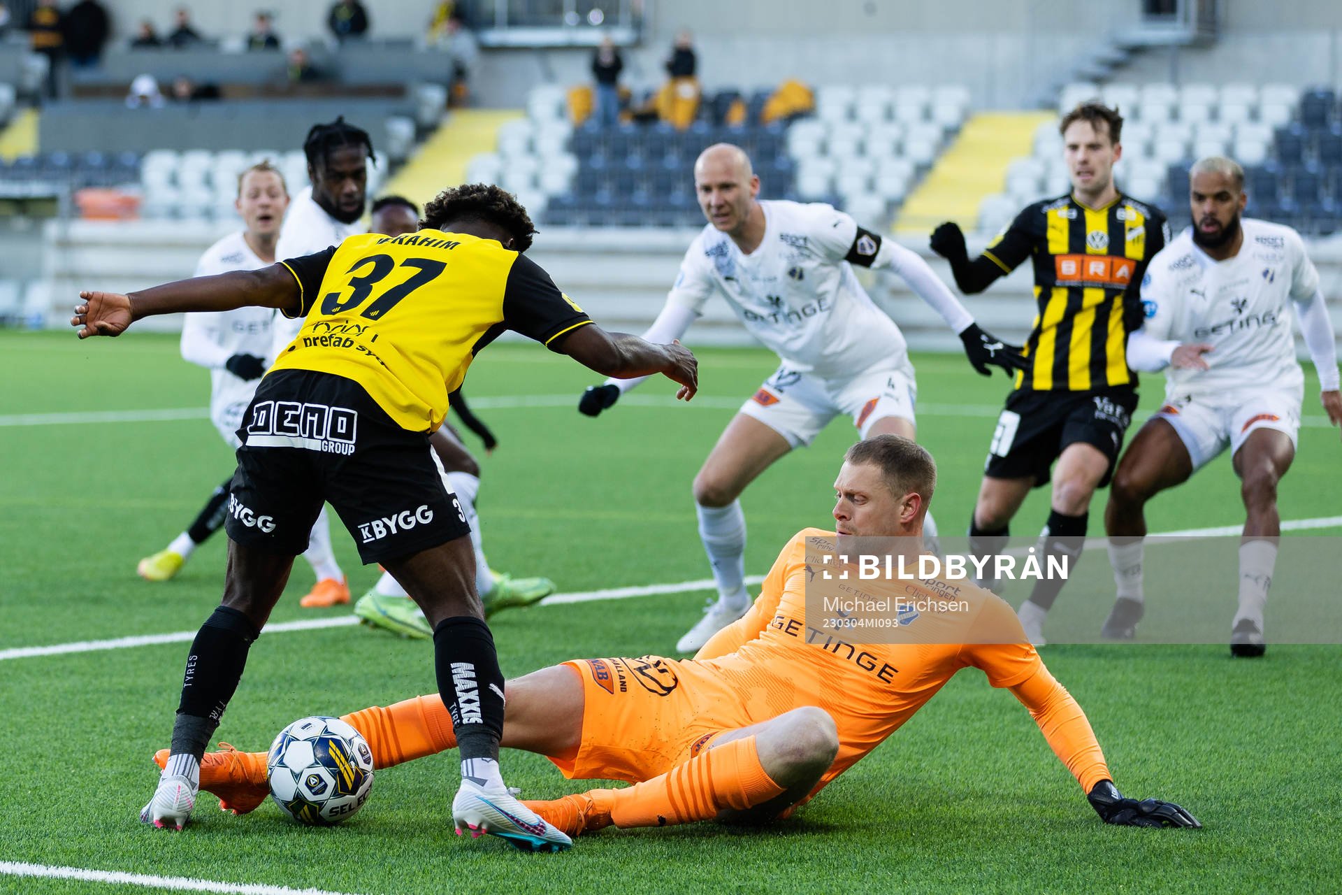 Häckens Ibrahim Sadiq mot Halmstads målvakt Malkolm