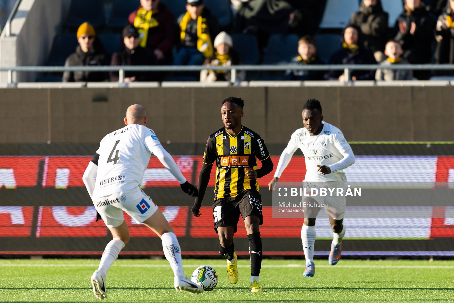 Halmstads Andreas Johansson mot Häckens Benie Adama Traore