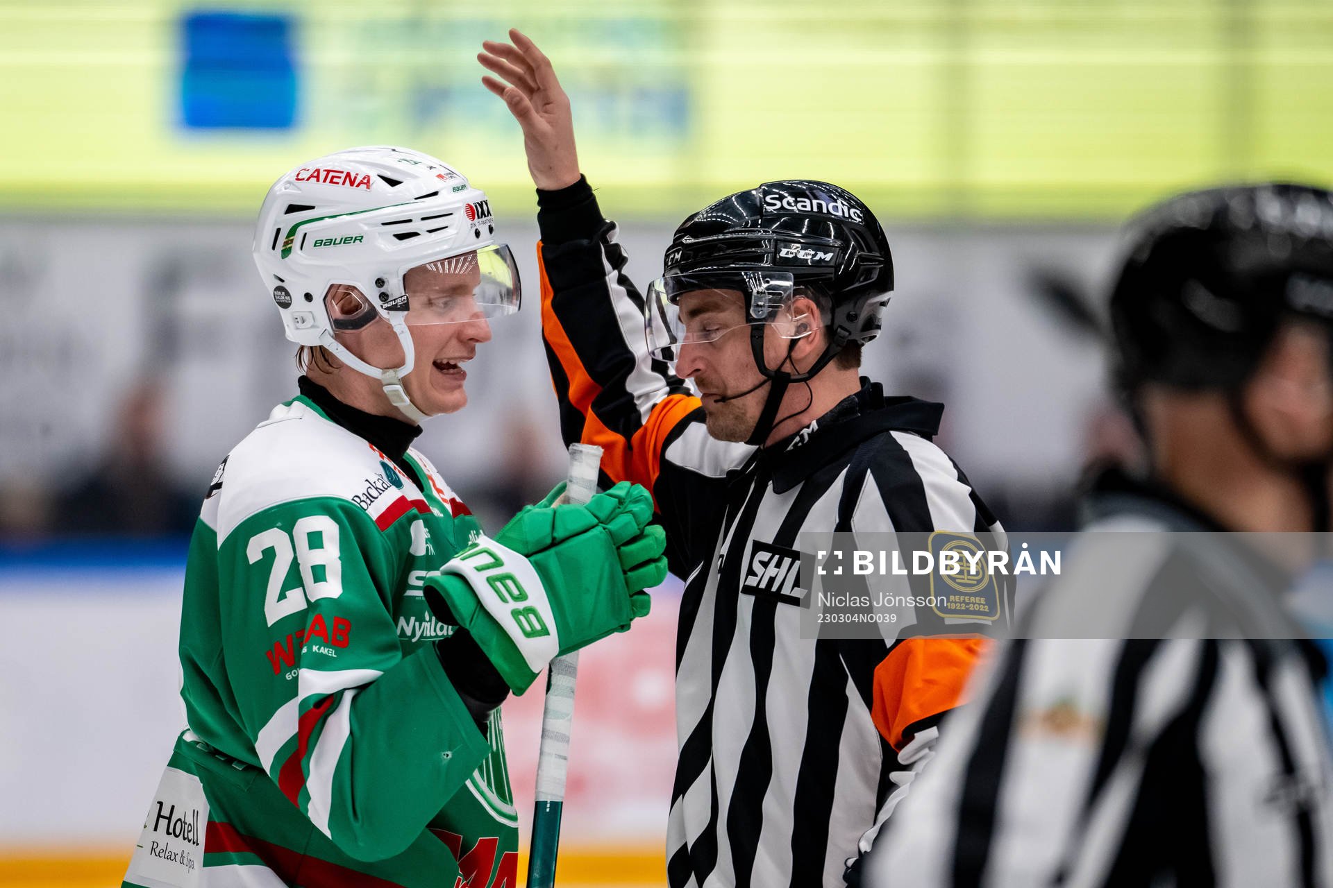Rögles Anton Bengtsson samspråk med Domare Kristoffer