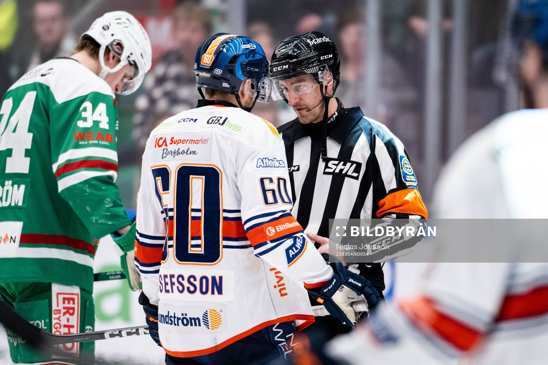 Växjös Erik Josefsson i diskussion med domare Kristoffer