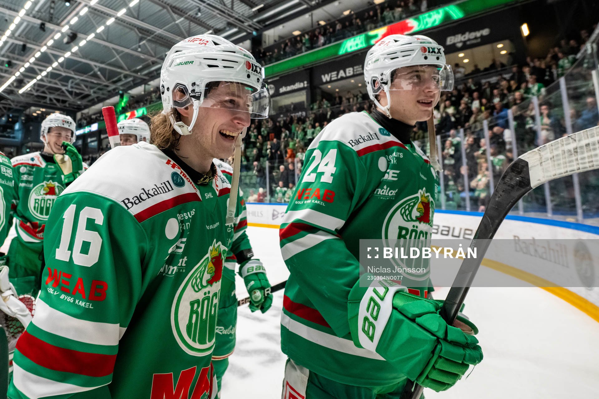 Rögles Valtteri Viljanen  och Marco Kasper jublar