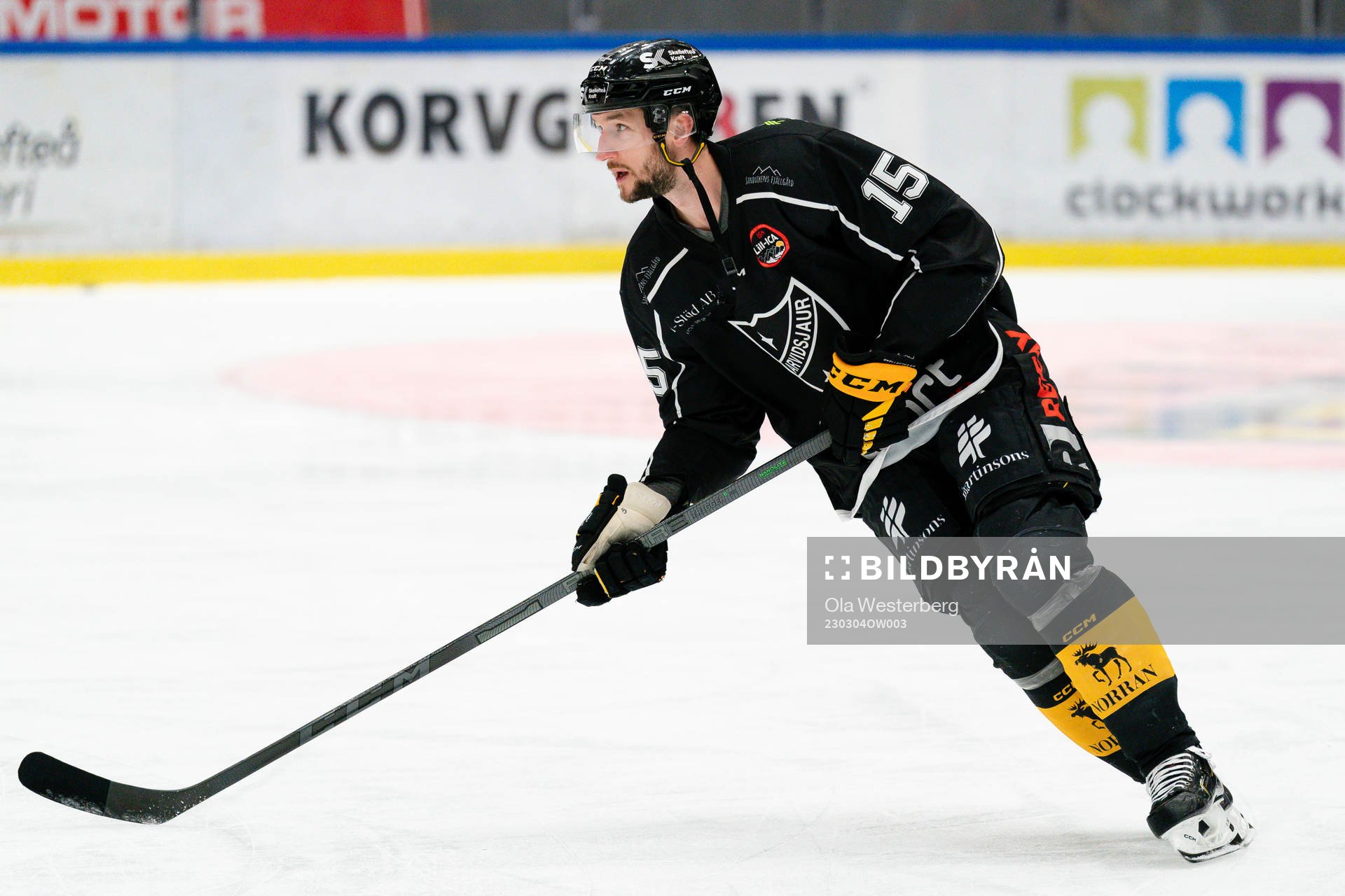 Skellefteås Melker Karlsson  i Arvidsjaurs matchtröja