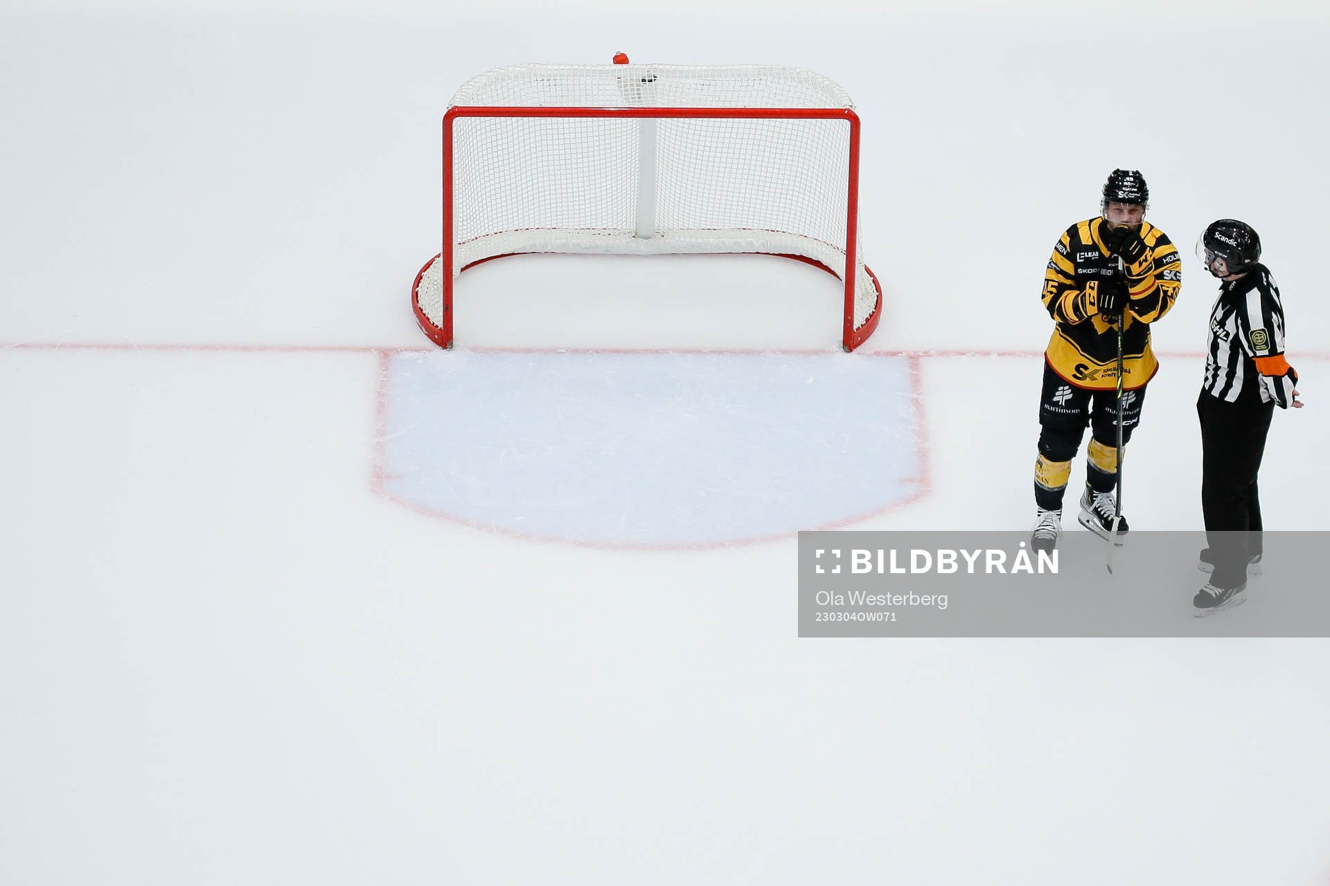 Skellefteås Oscar Möller och domare Pehr Claesson
