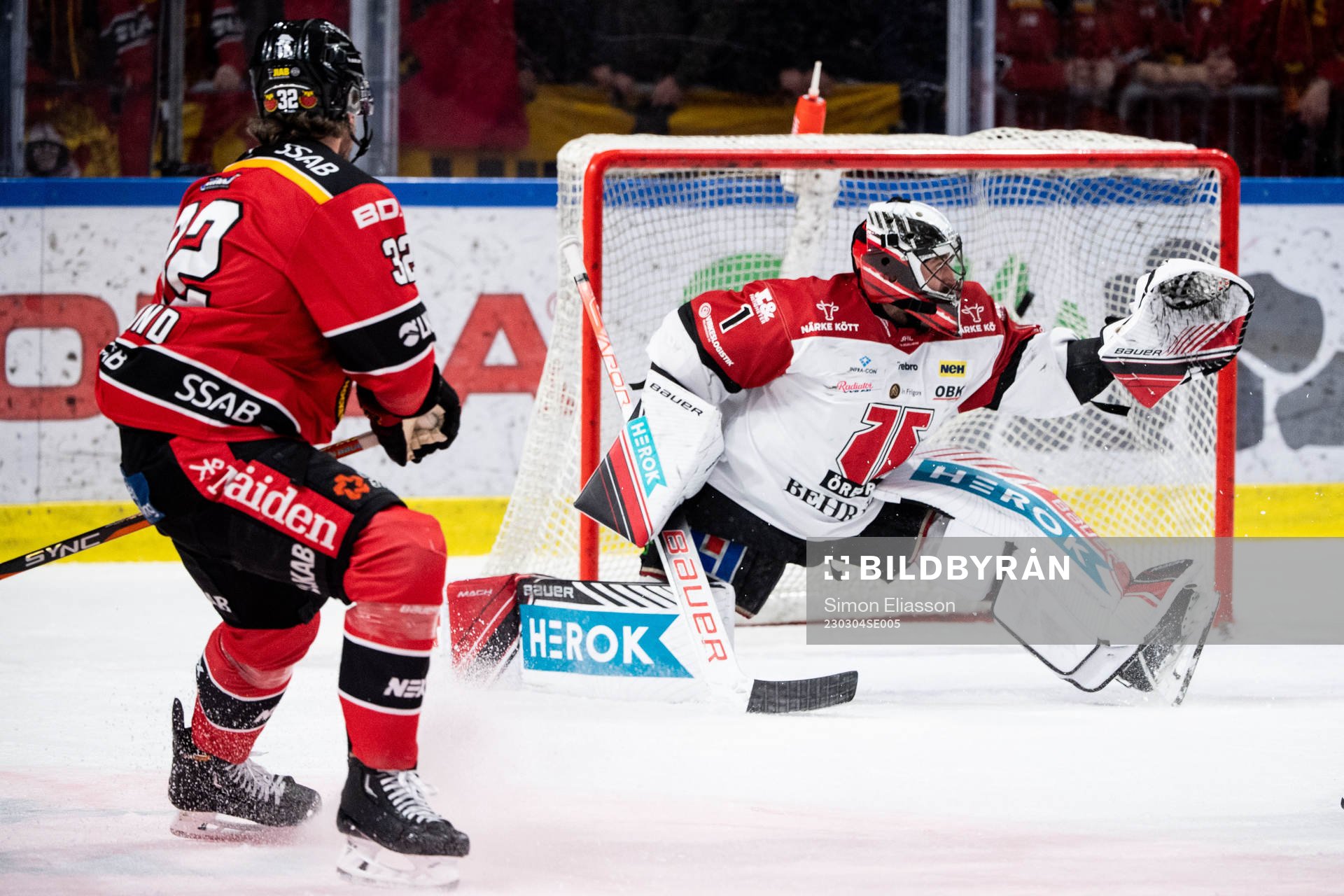 Luleås Oscar Engsund gör 1-0 bakom Örebros målvakt