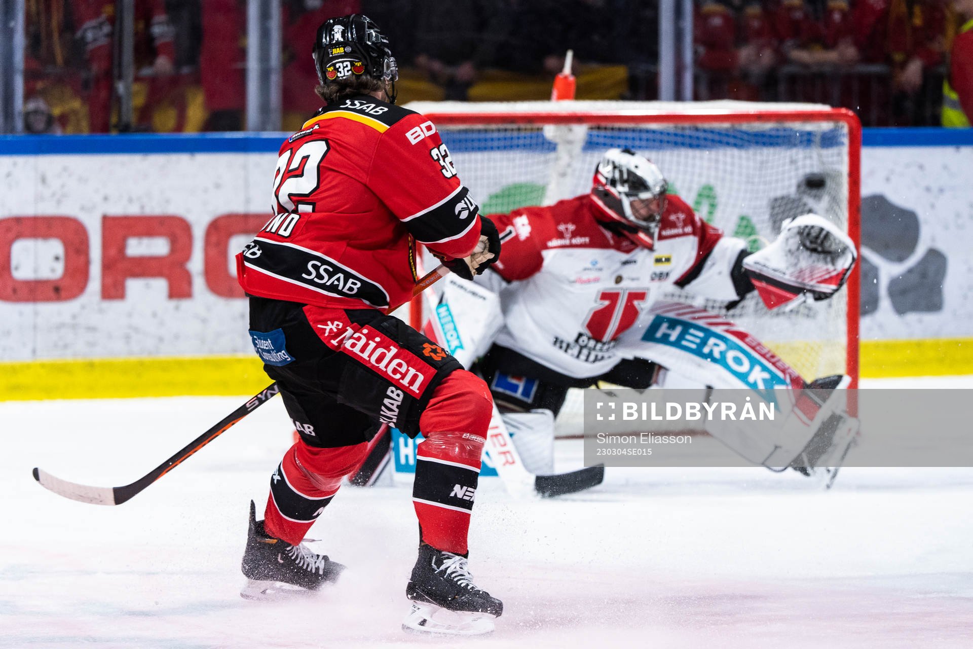 Luleås Oscar Engsund gör 1-0 bakom Örebros målvakt