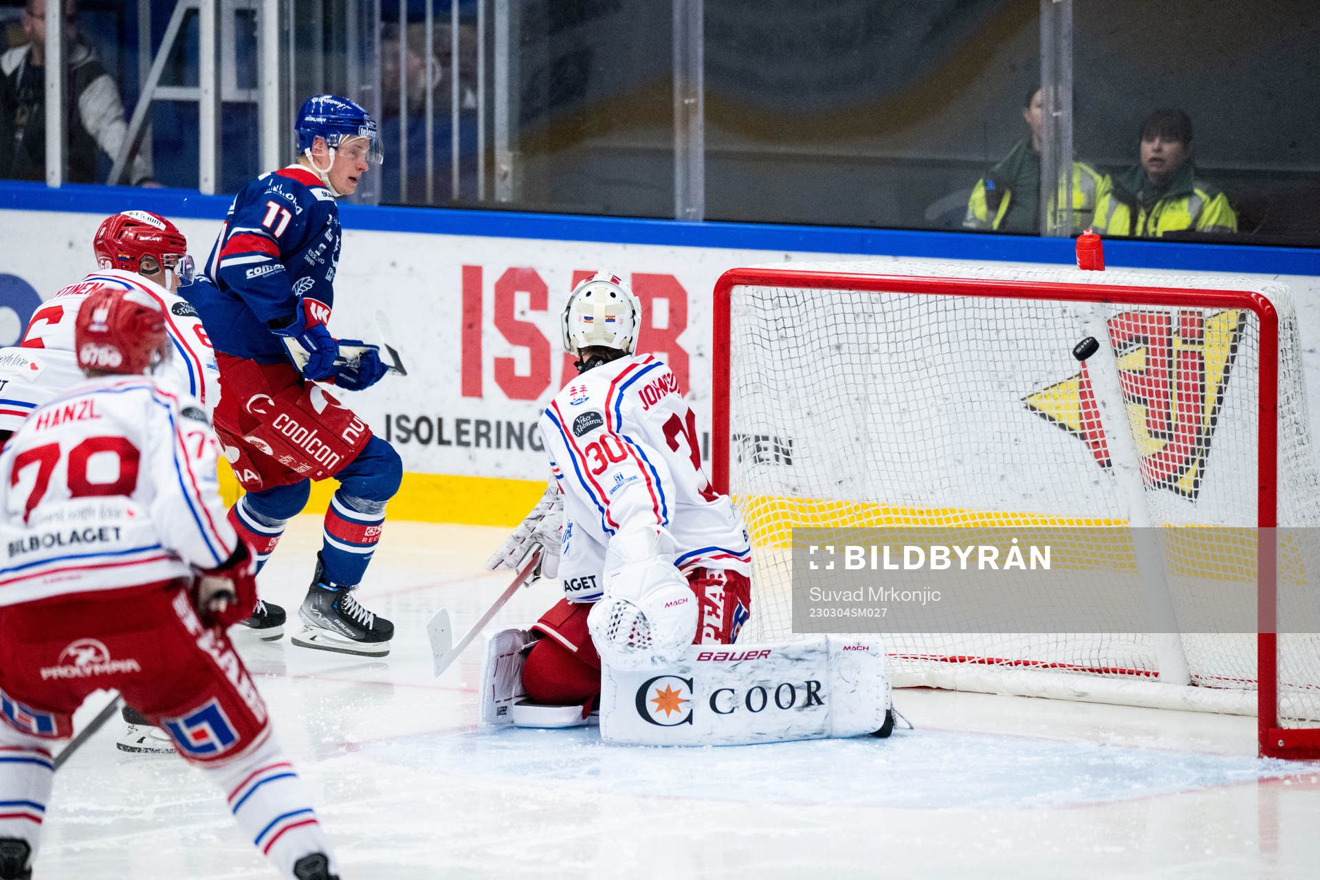 Oskarshamns Antti Suomela gör 1-0 bakom Timrås målvakt
