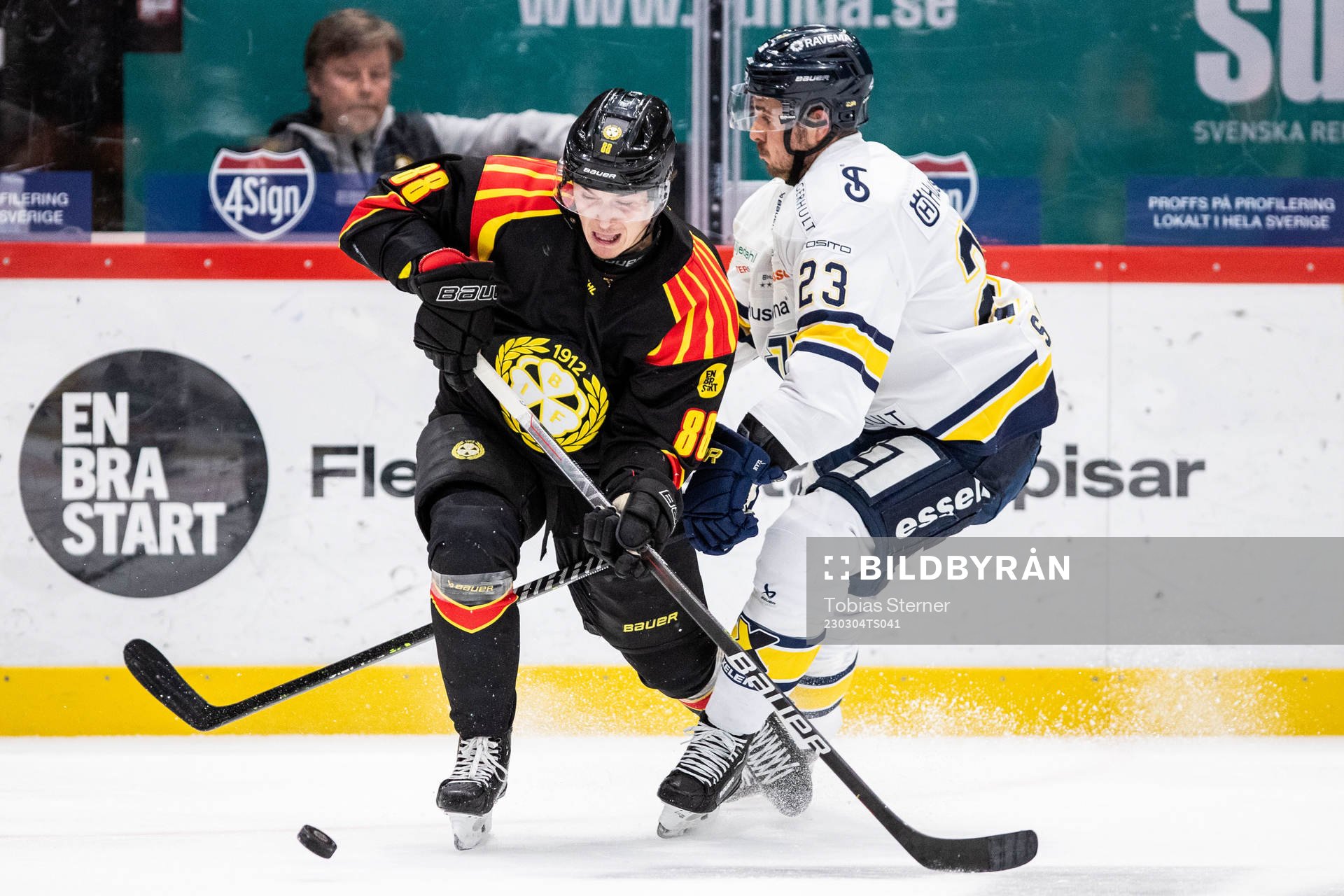 Brynäs Dmytro Timashov och HV71s Nicholas Shore