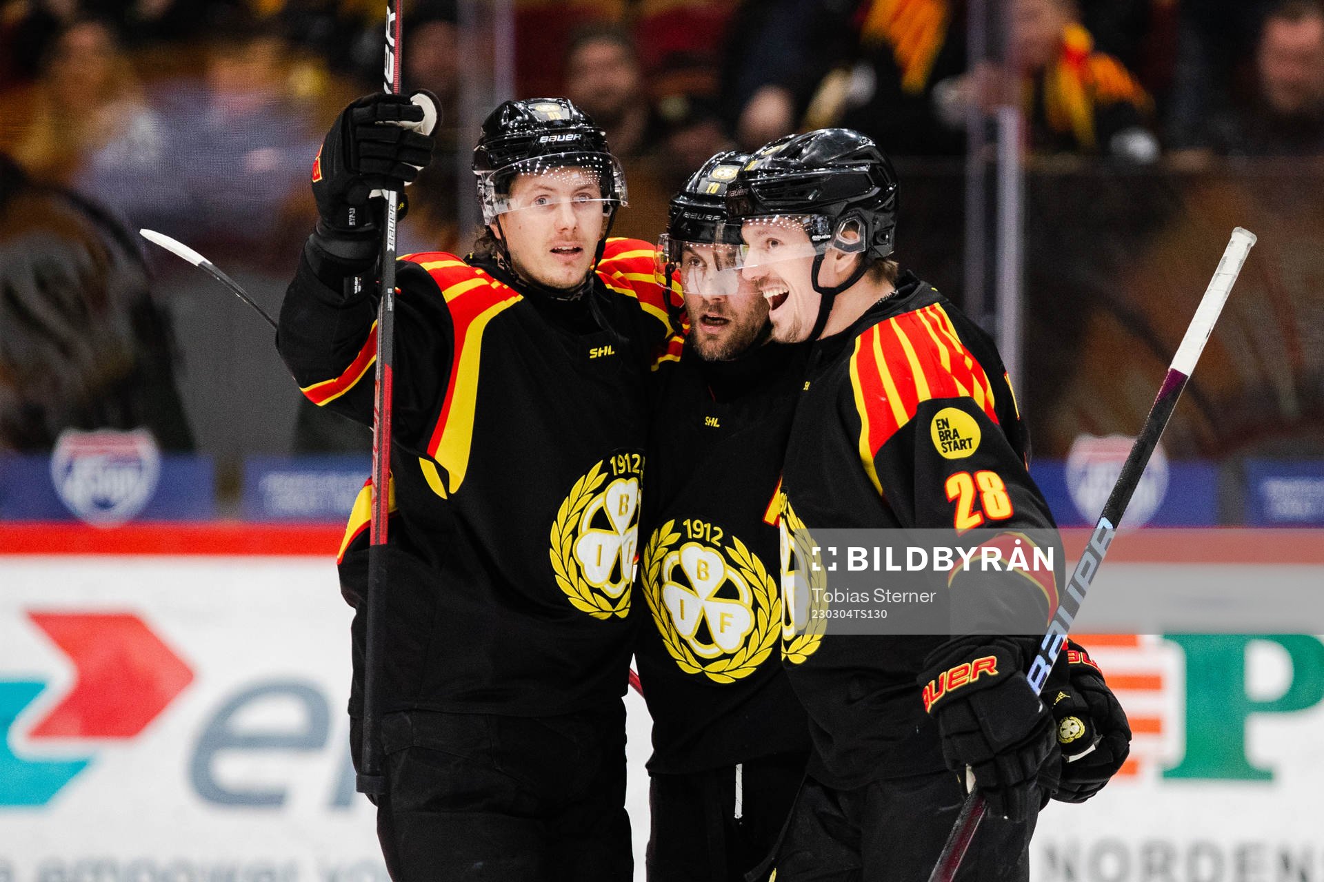 Brynäs Johan Larsson jublar med Nick Olesen och Johannes