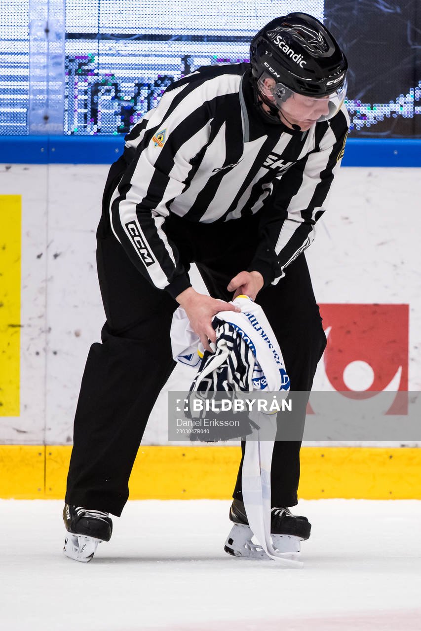 Linjedomare Daniel Persson tar bort inkastad matchtröja