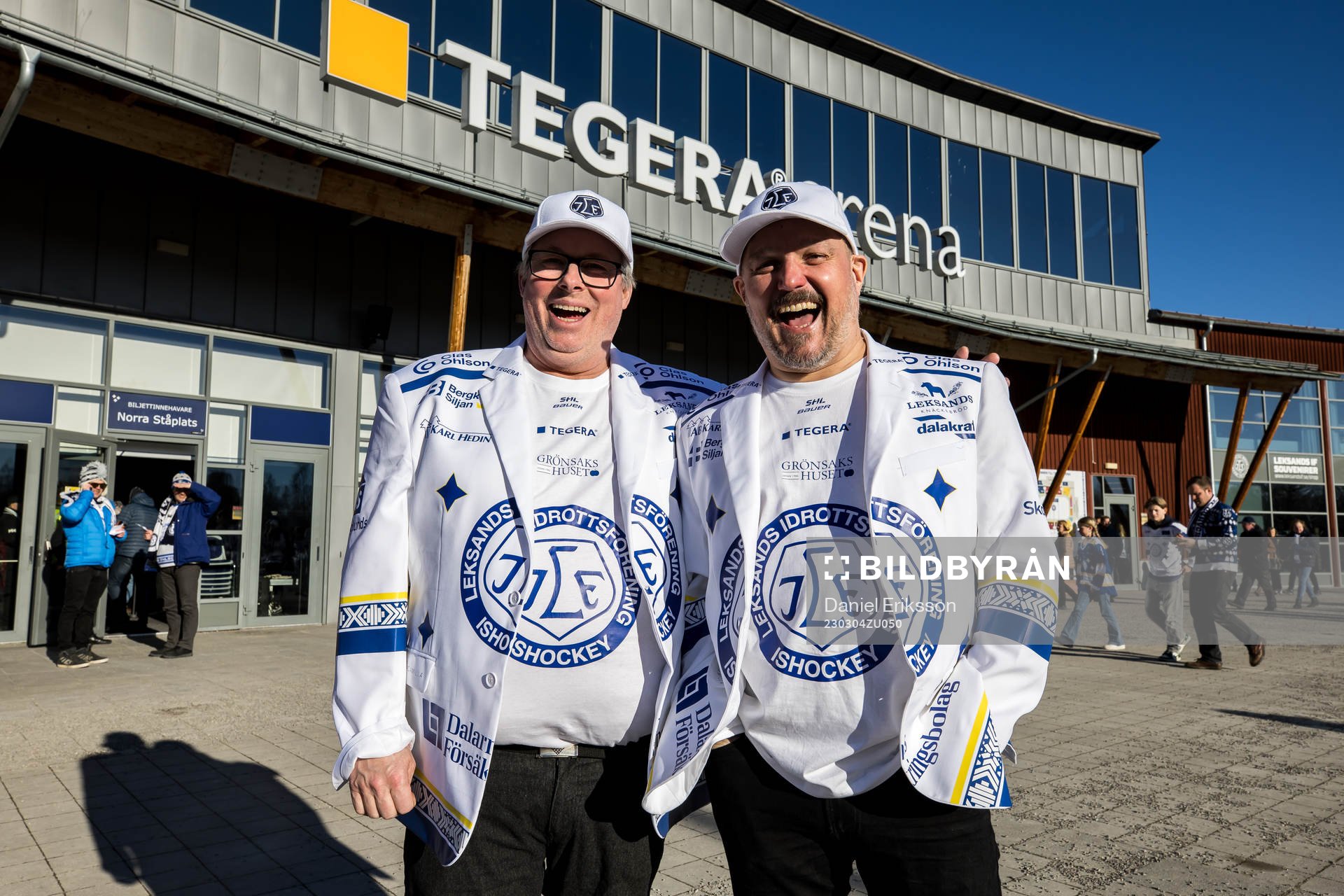 Bäcker och Mackan utanför Tegera Arena innan