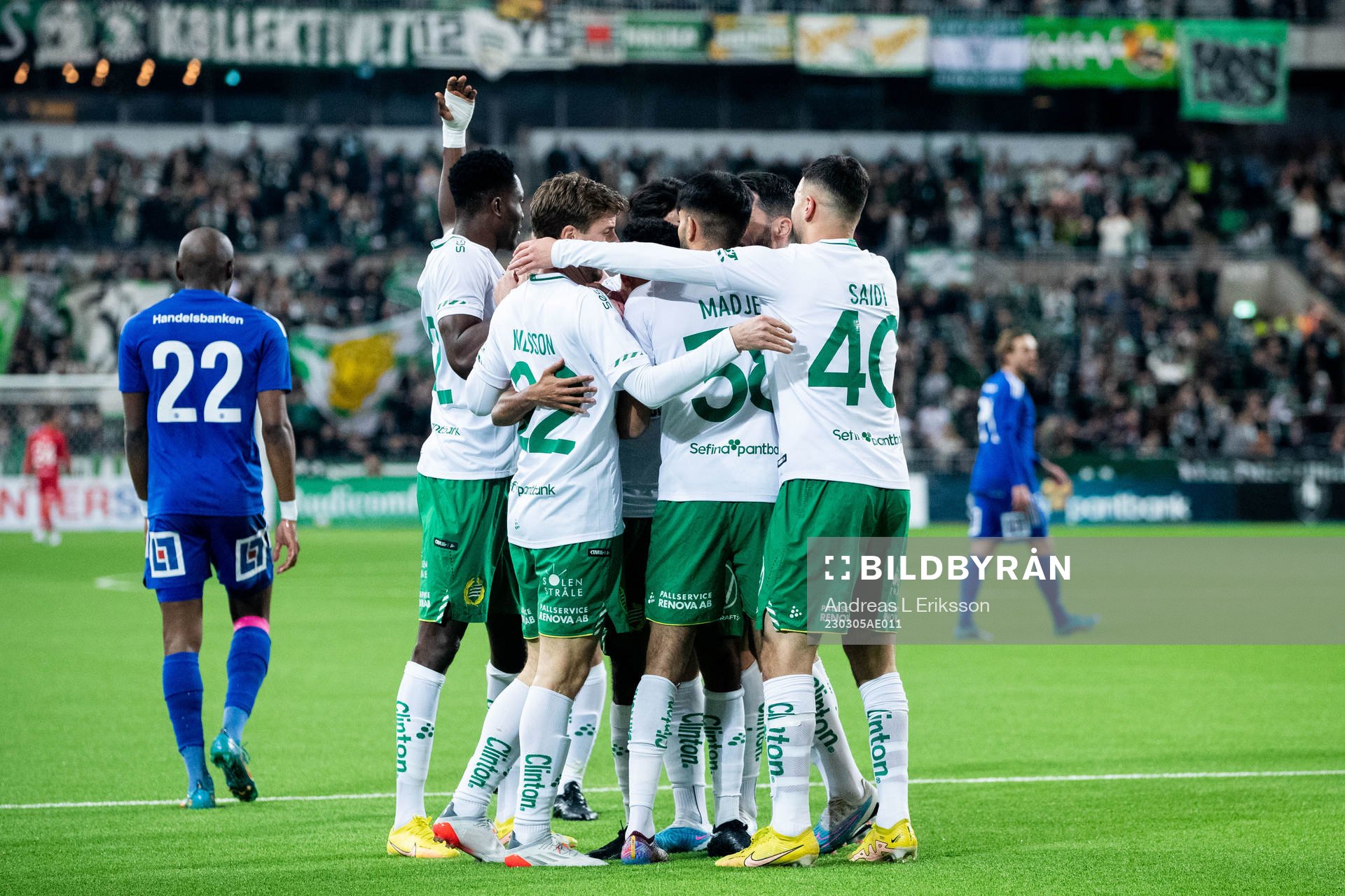 Hammarbys Tesfaldet Tekie jublar med lagkamrater och GIF