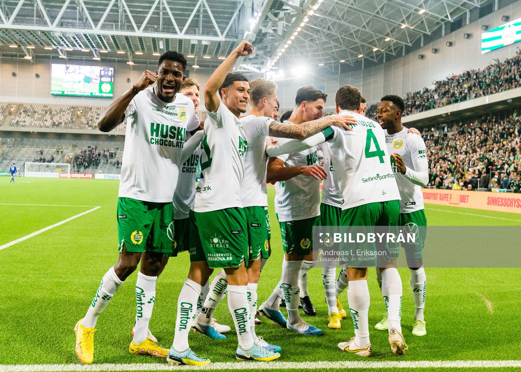 Hammarbys Nathaniel Adjei och Alper Demirol jublar tillsammans med sina lagkamrater efter 8-0 under fotbollsmatchen i Svenska Cupen mellan Hammarby och GIF Sundsvall den 5 mars 2023 i Stockholm.