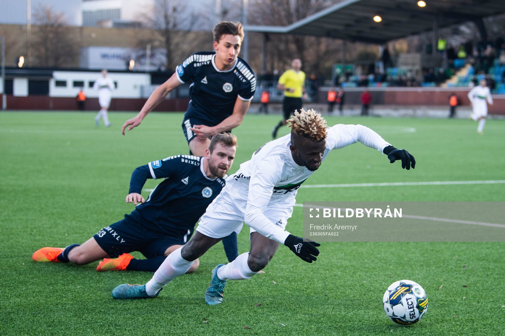 Utsiktens Erik Gunnarsson och GAIS Rickard Emeka Friday