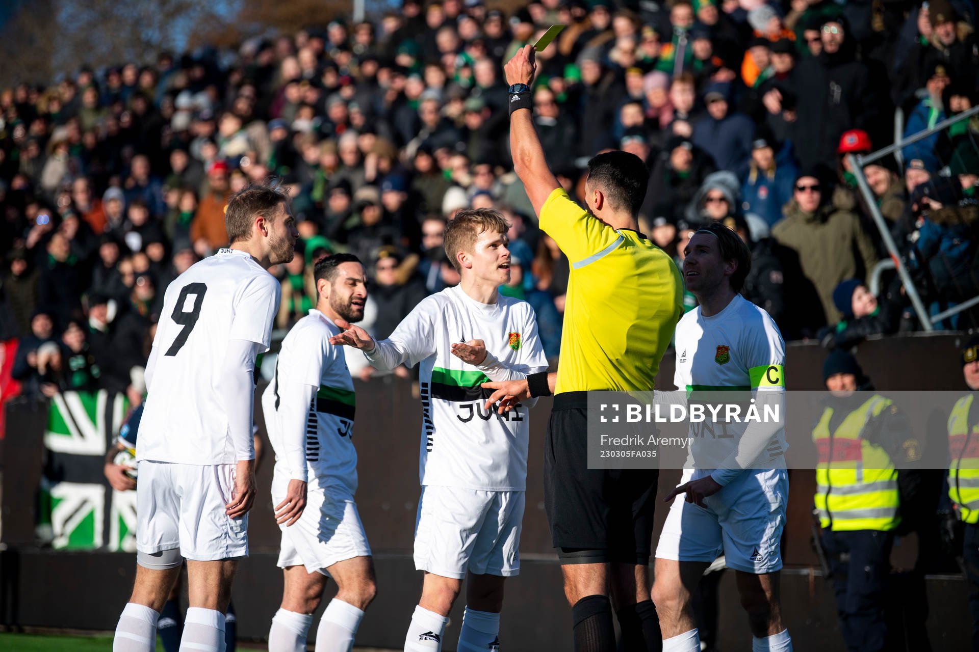 GAIS Viktor Alexandersson får gult kort av Domare Adi