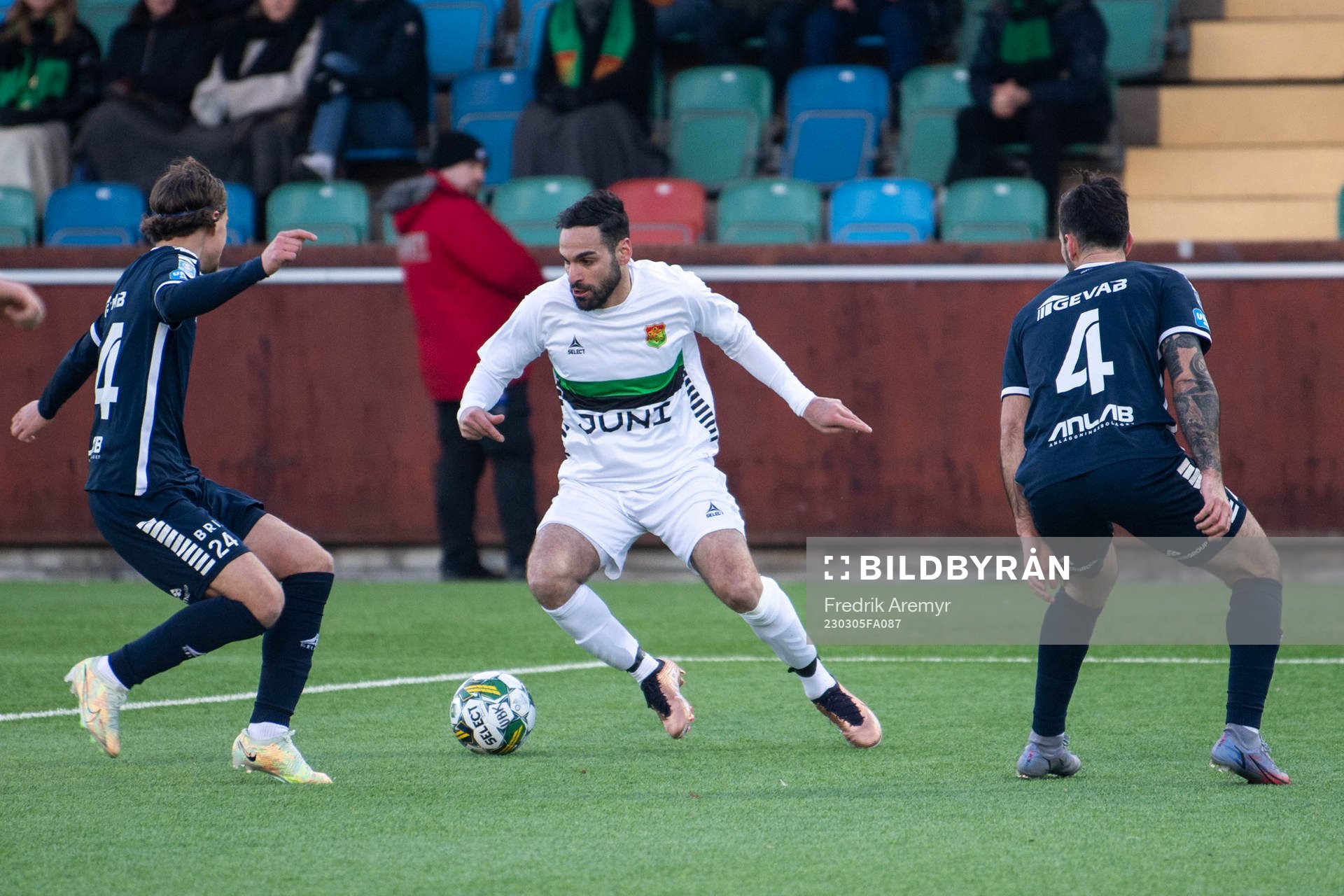 Utsiktens Fredrik Martinsson , GAIS Mervan Celik  och