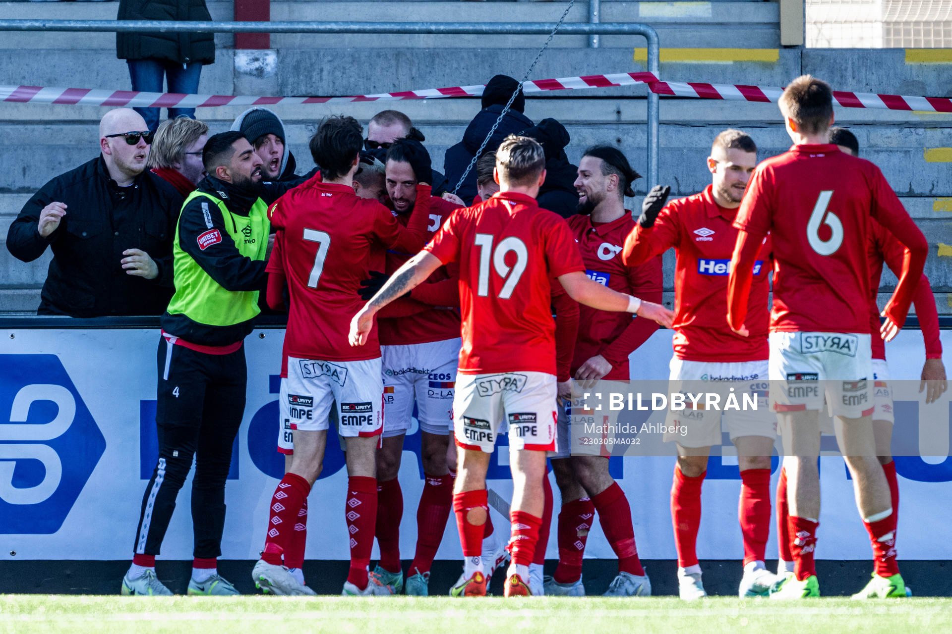 Degerfors Dijan Vukojevic jublar med lagkamrater