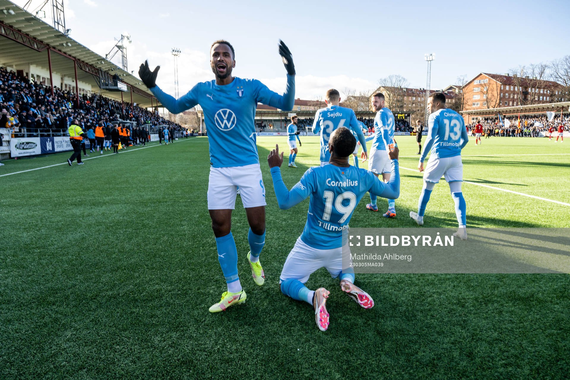Malmö FFs Isaac Kiese Thelin och Derek Cornelius jublar