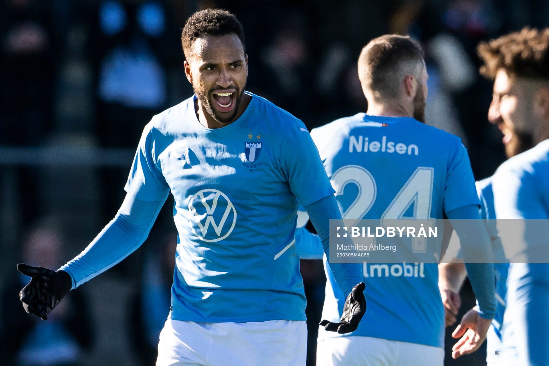 Malmö FFs Isaac Kiese Thelin jublar efter att ha gjort 1-1 under fotbollsmatchen i Svenska Cupen mellan Malmö FF och Degerfors den 5 mars 2023 i Malmö.