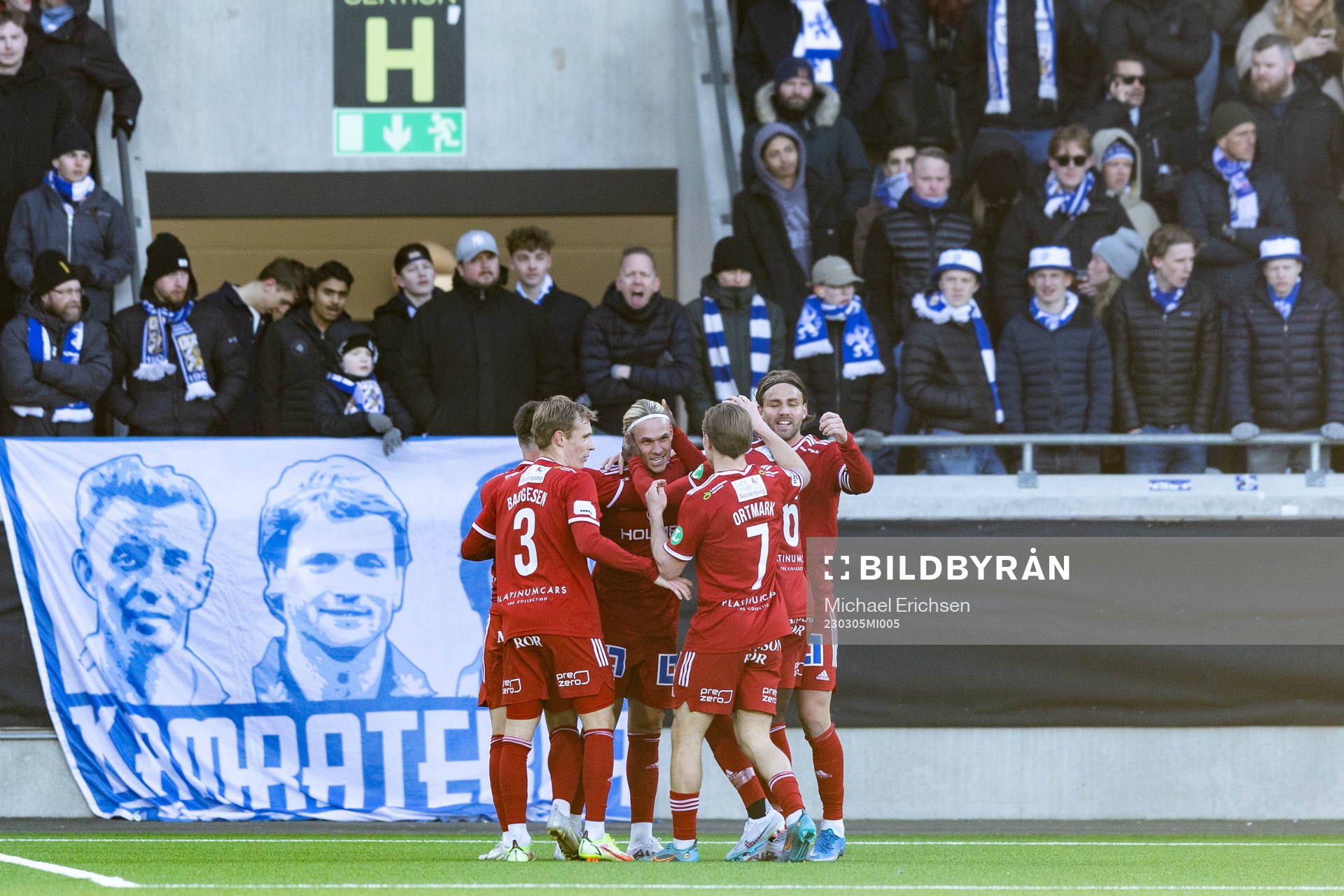 IFK Norrköpings Arnor Sigurdsson jublar med lagkamrater