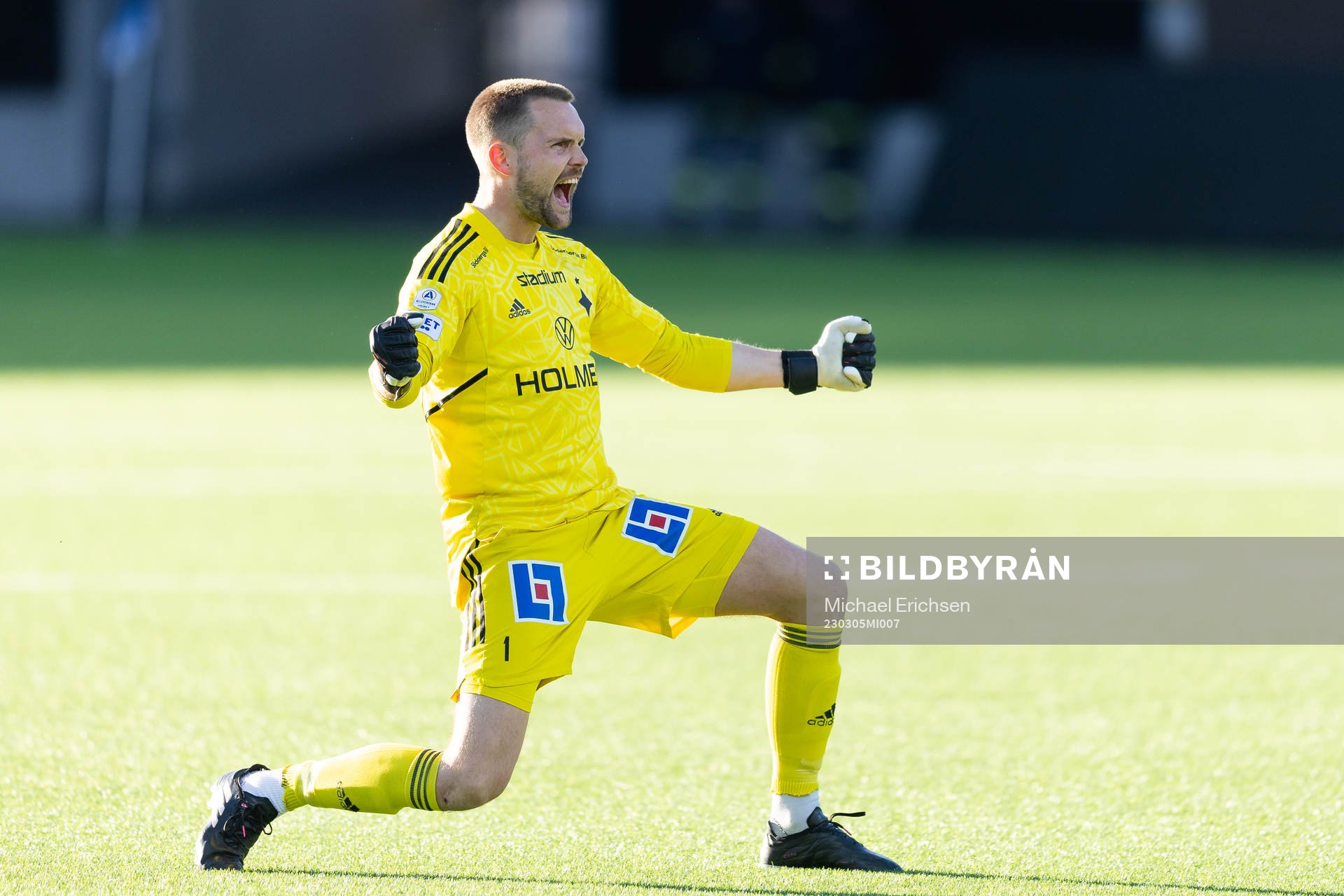 IFK Norrköpings målvakt Oscar Jansson jublar
