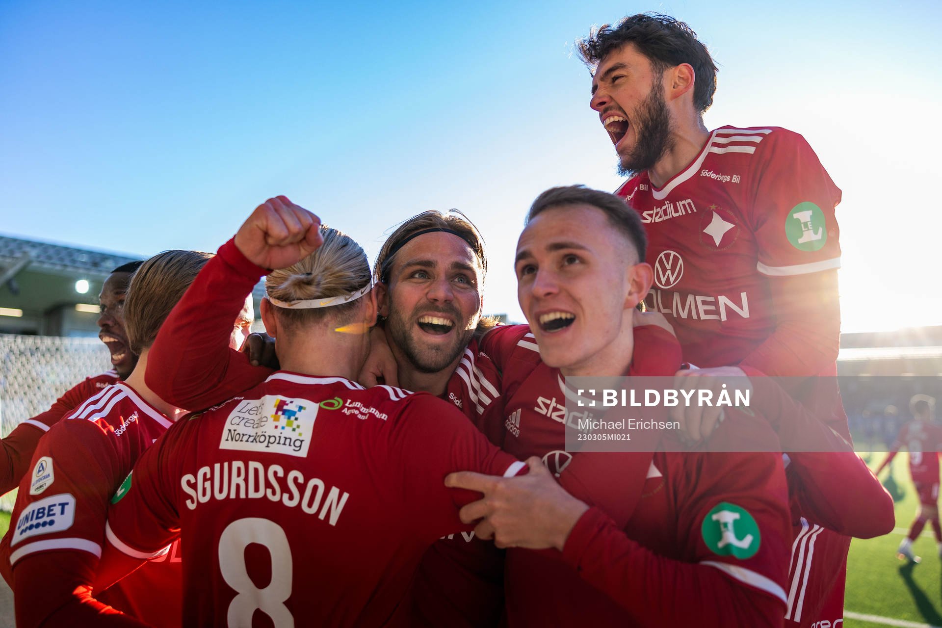 IFK Norrköpings Arnor Sigurdsson jublar med lagkamrater