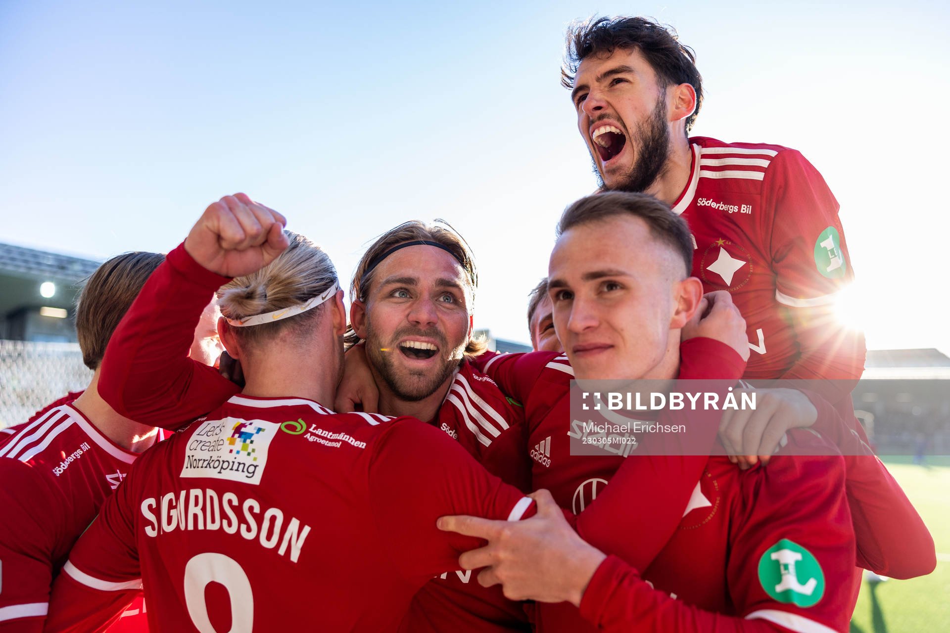 IFK Norrköpings Arnor Sigurdsson jublar med lagkamrater