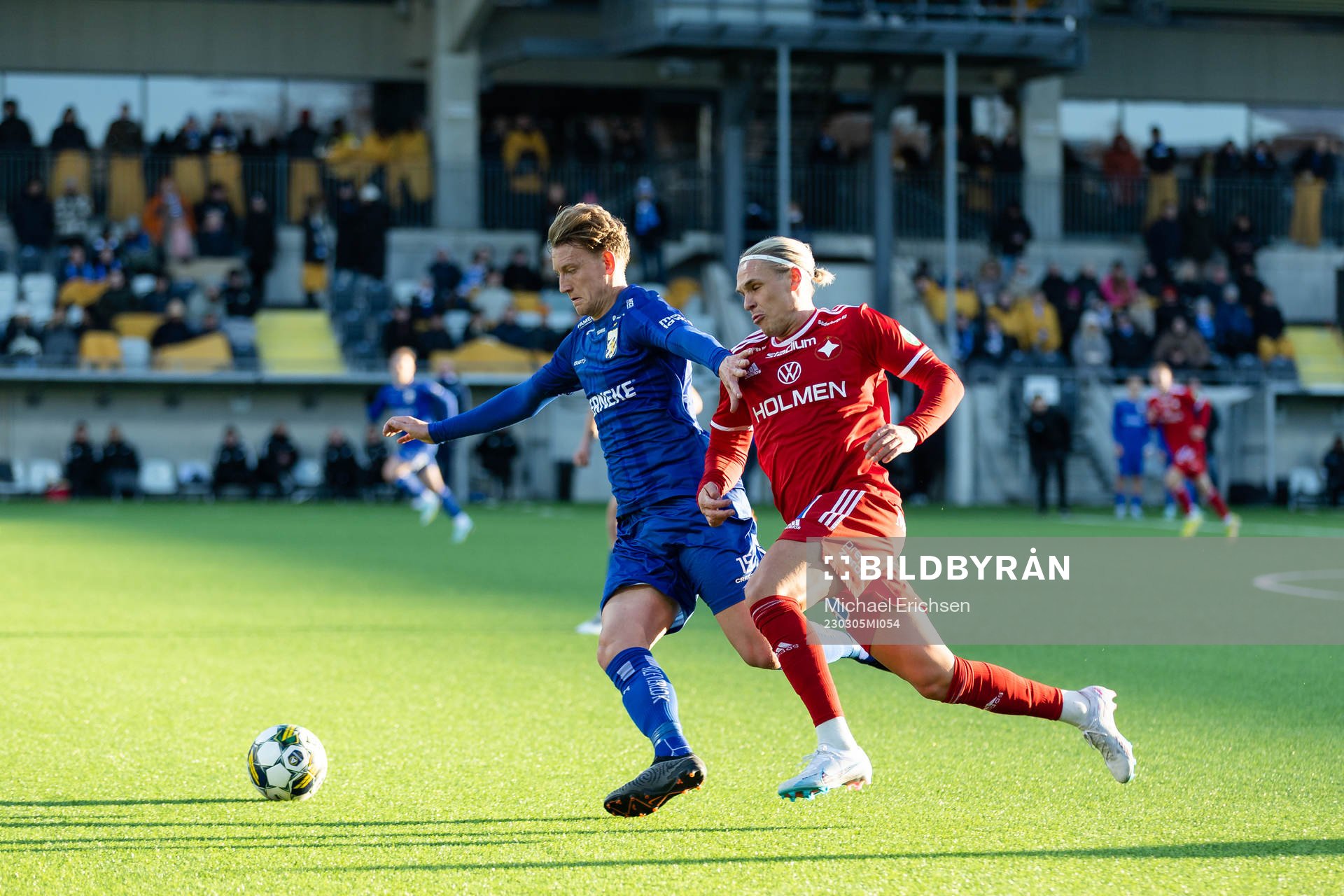 IFK Göteborgs Sebastian Hausner och IFK Norrköpings Arnor Sigurdsson under fotbollsmatchen i Svenska Cupen mellan IFK Göteborg och IFK Norrköping den 5 mars 2023 i Göteborg.