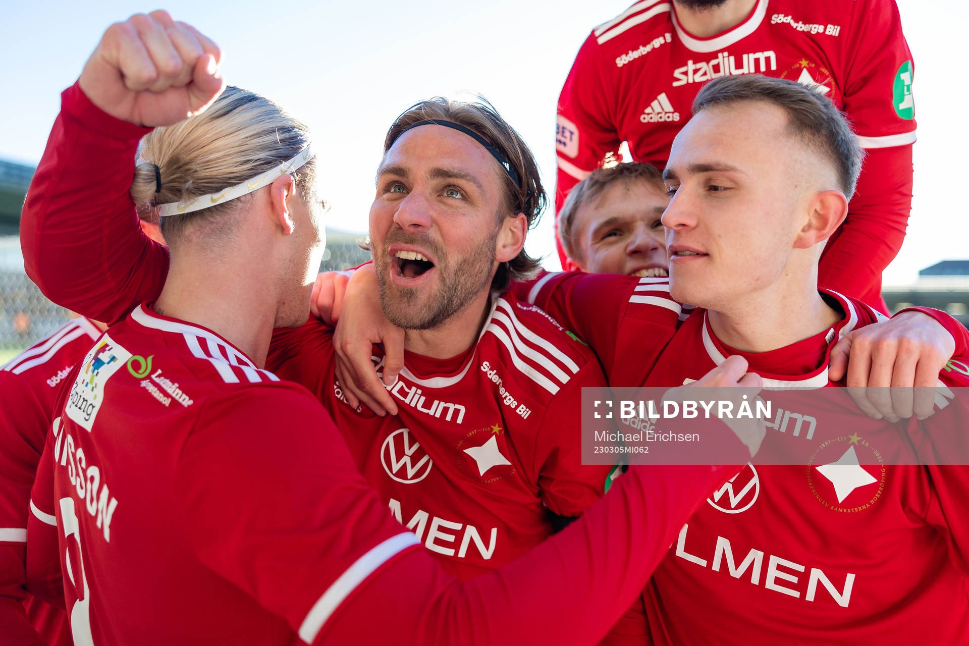 IFK Norrköpings Arnor Sigurdsson jublar ihop med