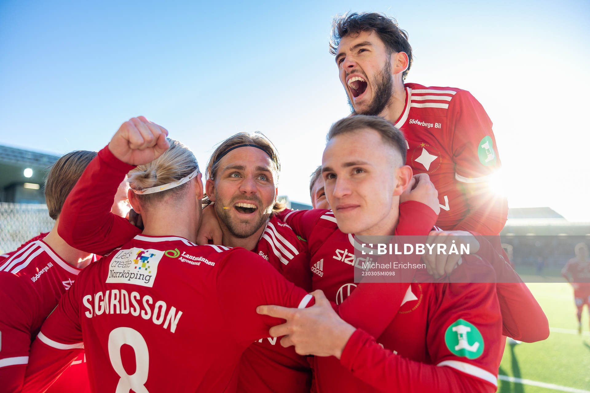 IFK Norrköpings Arnor Sigurdsson jublar ihop med