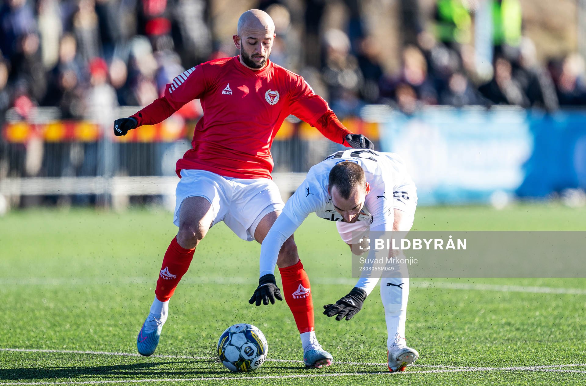Kalmars Robert Gojani och Helsingborgs Adam Hellborg under fotbollsmatchen i Svenska Cupen mellan Kalmar och Helsingborg den 5 mars 2023 i Kalmar. 