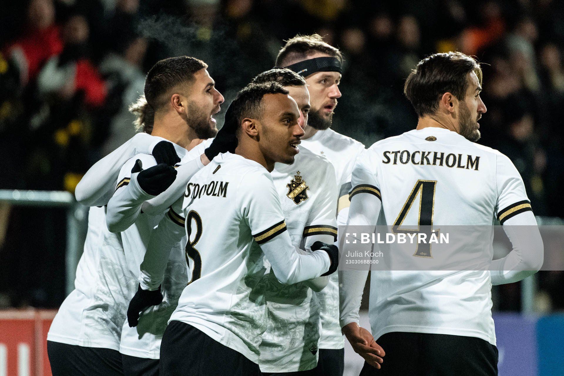 AIKs Bilal Hussein jublar med lagkamrater